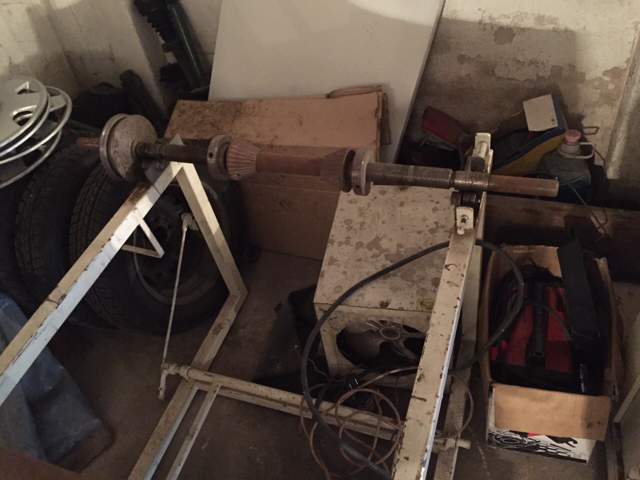 Prodajem Automatsku liniju za pravljenje Salveta u vise dimenzija.cena po dogovoru. Moze zamena za auto. 063420608