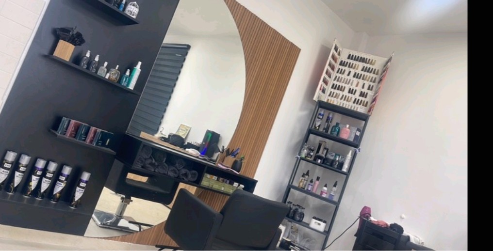 TOP LOKAL – TC KALČA (I sprat) – Izdaje se renoviran, izuzetno svetao prostor odmah uz pokretne stepenice