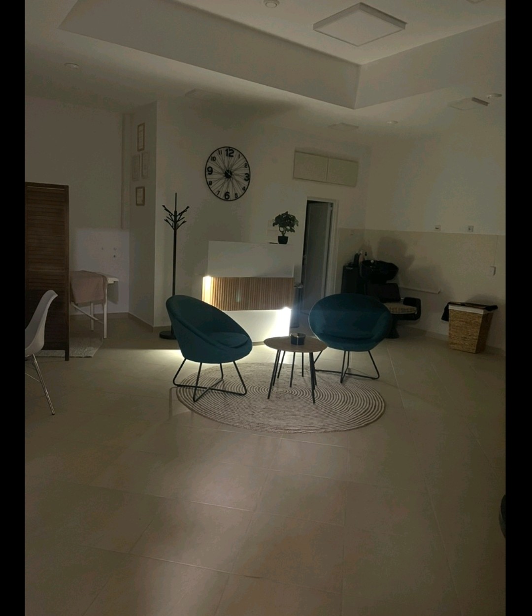 TOP LOKAL – TC KALČA (I sprat) – Izdaje se renoviran, izuzetno svetao prostor odmah uz pokretne stepenice