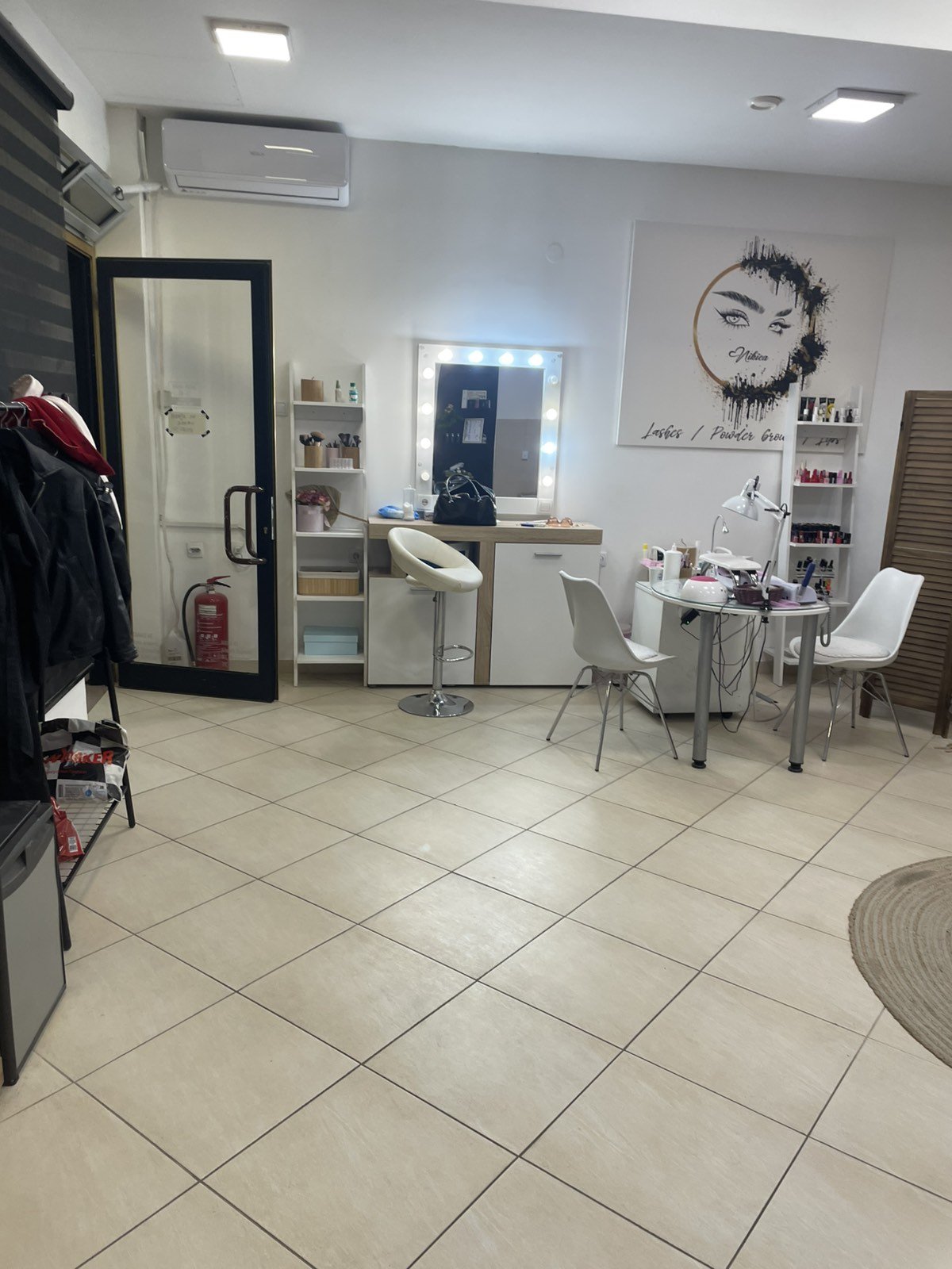 TOP LOKAL – TC KALČA (I sprat) – Izdaje se renoviran, izuzetno svetao prostor odmah uz pokretne stepenice