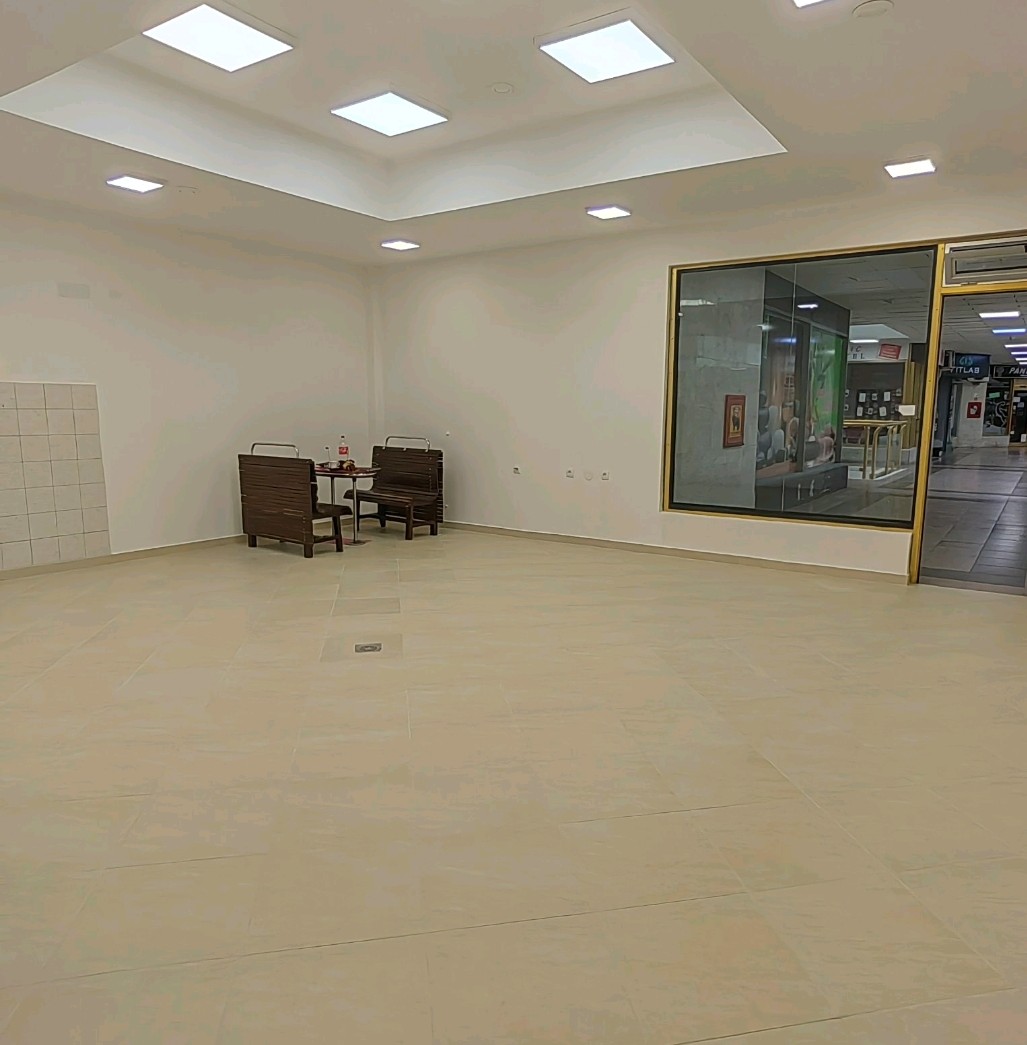 TOP LOKAL – TC KALČA (I sprat) – Izdaje se renoviran, izuzetno svetao prostor odmah uz pokretne stepenice