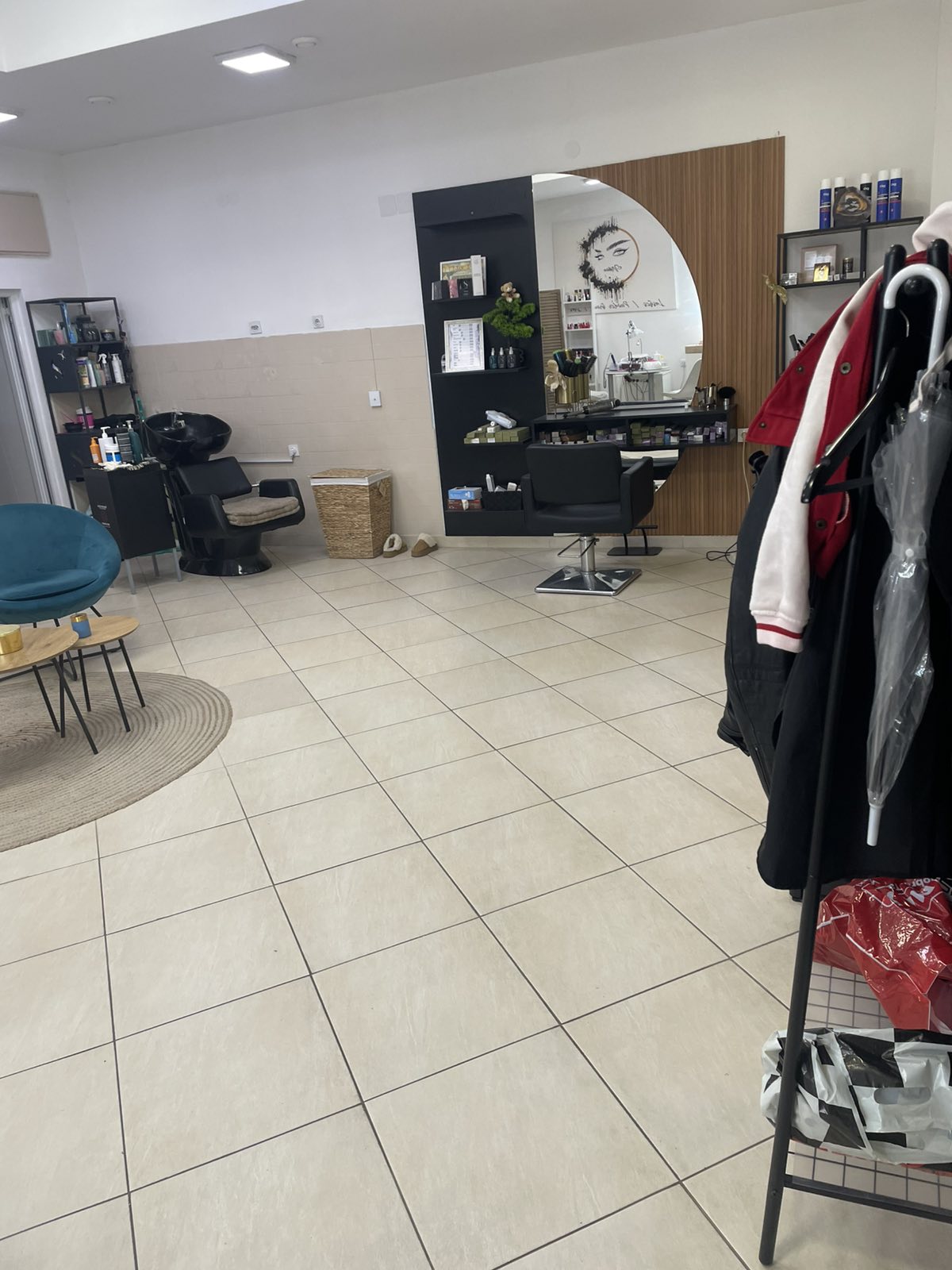 TOP LOKAL – TC KALČA (I sprat) – Izdaje se renoviran, izuzetno svetao prostor odmah uz pokretne stepenice