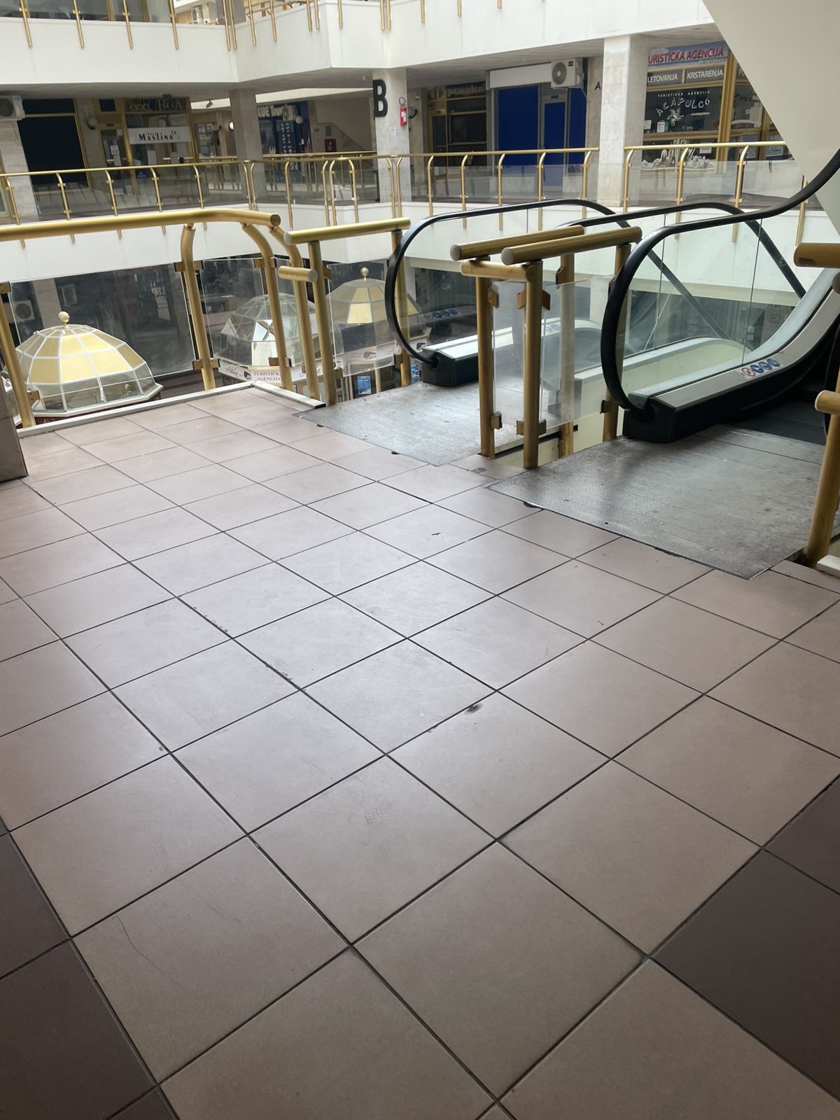 TOP LOKAL – TC KALČA (I sprat) – Izdaje se renoviran, izuzetno svetao prostor odmah uz pokretne stepenice