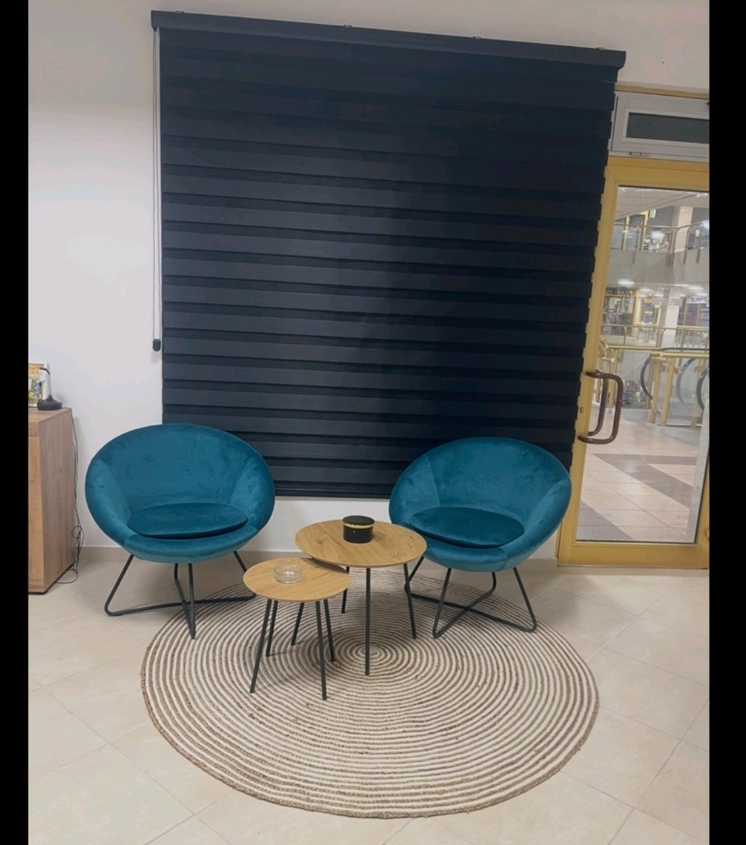 TOP LOKAL – TC KALČA (I sprat) – Izdaje se renoviran, izuzetno svetao prostor odmah uz pokretne stepenice