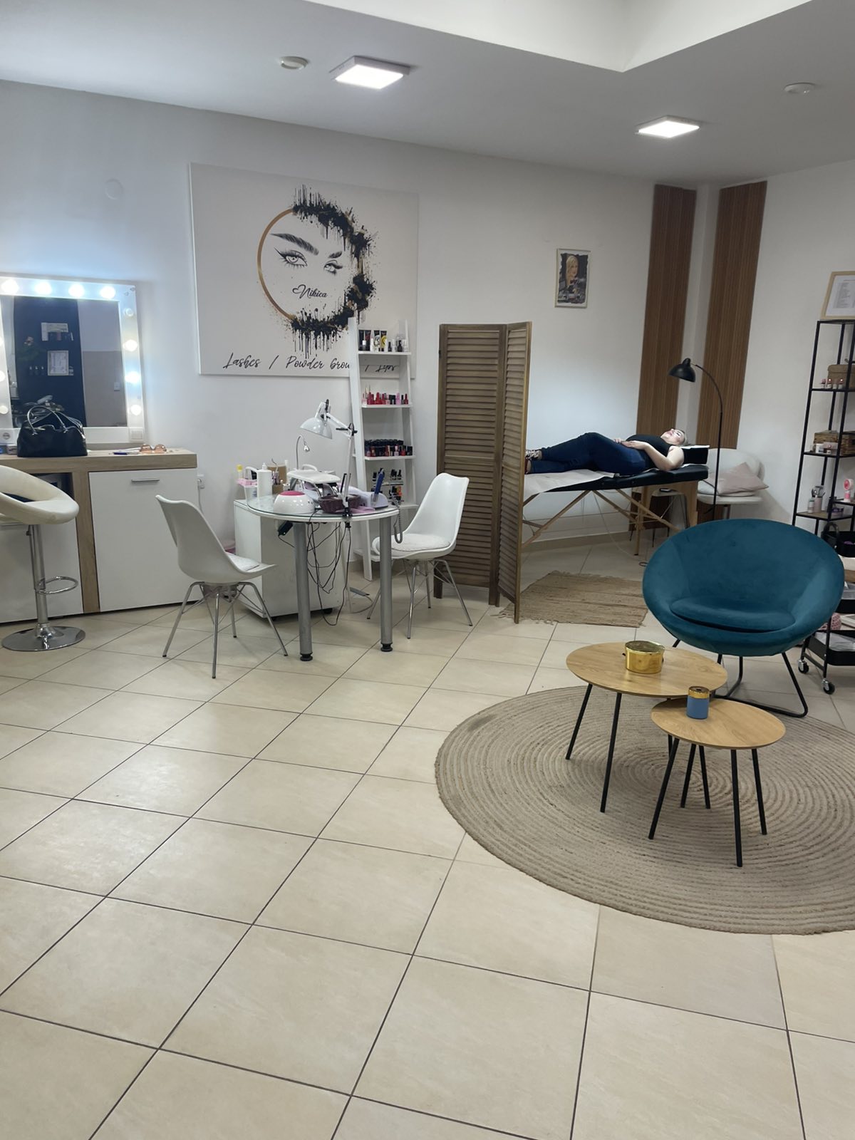 TOP LOKAL – TC KALČA (I sprat) – Izdaje se renoviran, izuzetno svetao prostor odmah uz pokretne stepenice