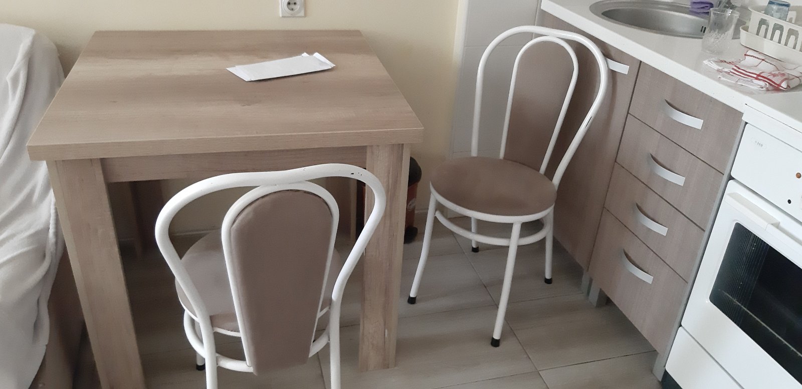 Izdajem garsonjeru u strogom centru grada iznad banke Intesa. Renoviran pre par godina. Nema terasu. Parno grejanje. Za jednu ili 2 osobe. Telefon 0646151642