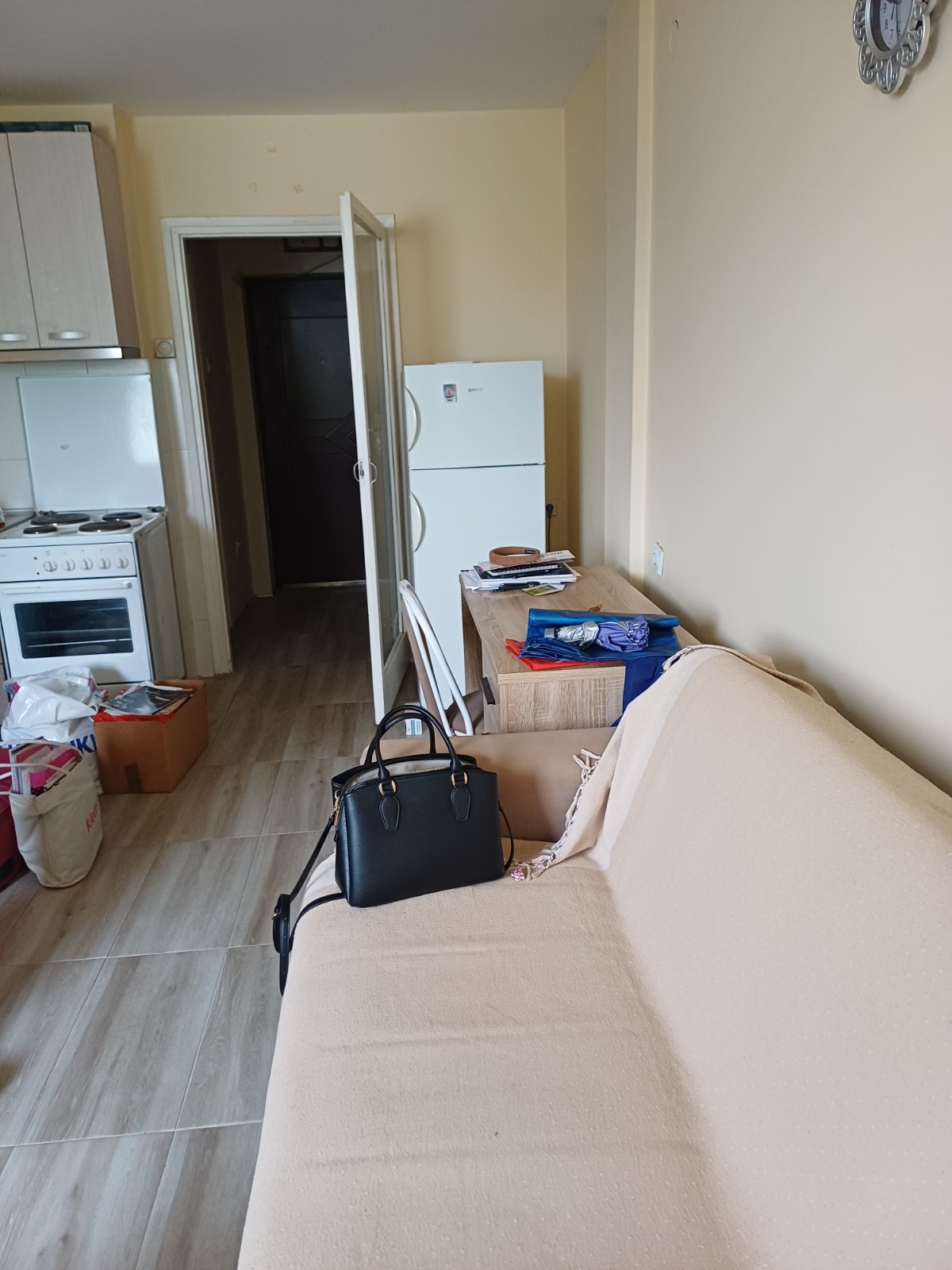 Izdajem garsonjeru u strogom centru grada iznad banke Intesa. Renoviran pre par godina. Nema terasu. Parno grejanje. Za jednu ili 2 osobe. Telefon 0646151642