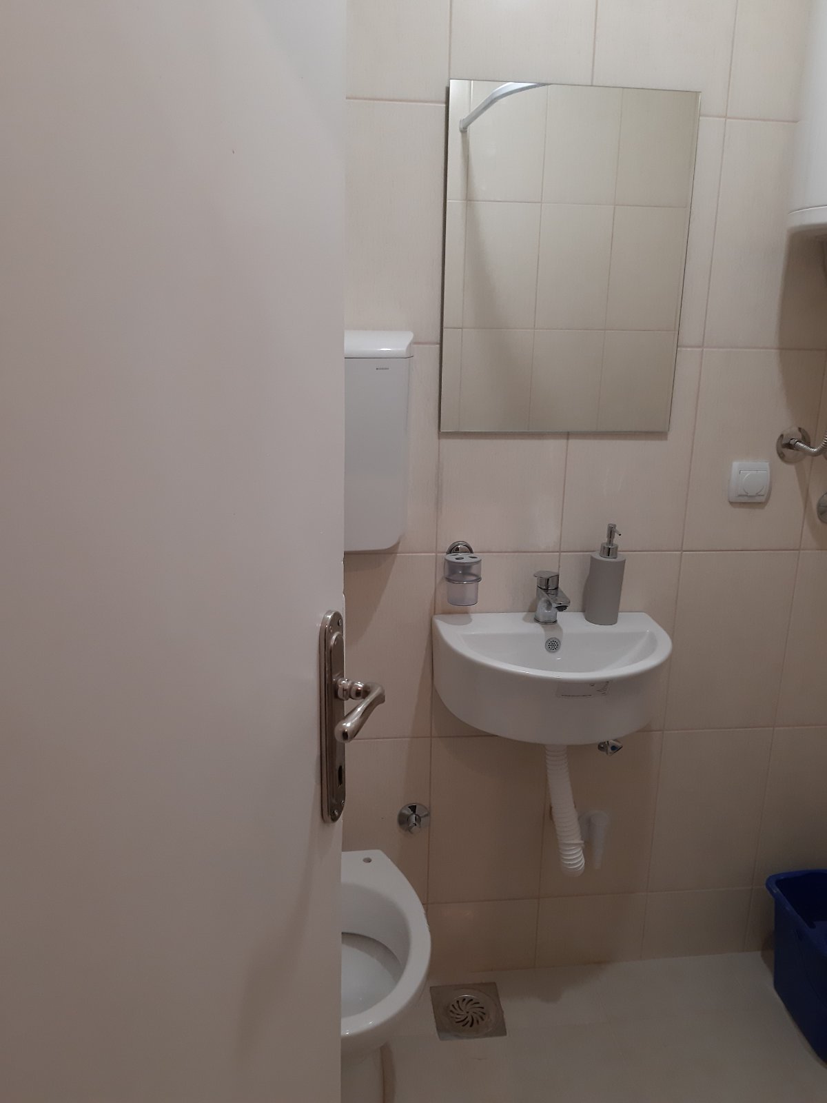 Izdajem garsonjeru u strogom centru grada iznad banke Intesa. Renoviran pre par godina. Nema terasu. Parno grejanje. Za jednu ili 2 osobe. Telefon 0646151642