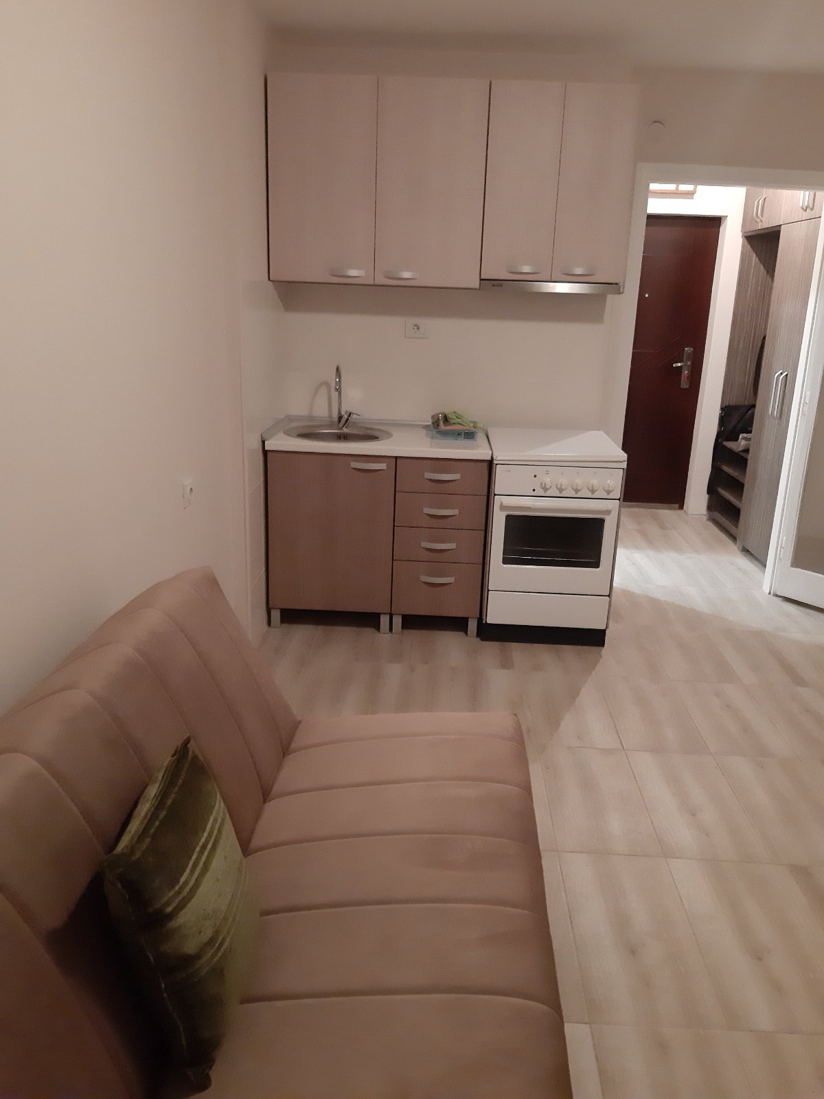 Izdajem garsonjeru u strogom centru grada iznad banke Intesa. Renoviran pre par godina. Nema terasu. Parno grejanje. Za jednu ili 2 osobe. Telefon 0646151642