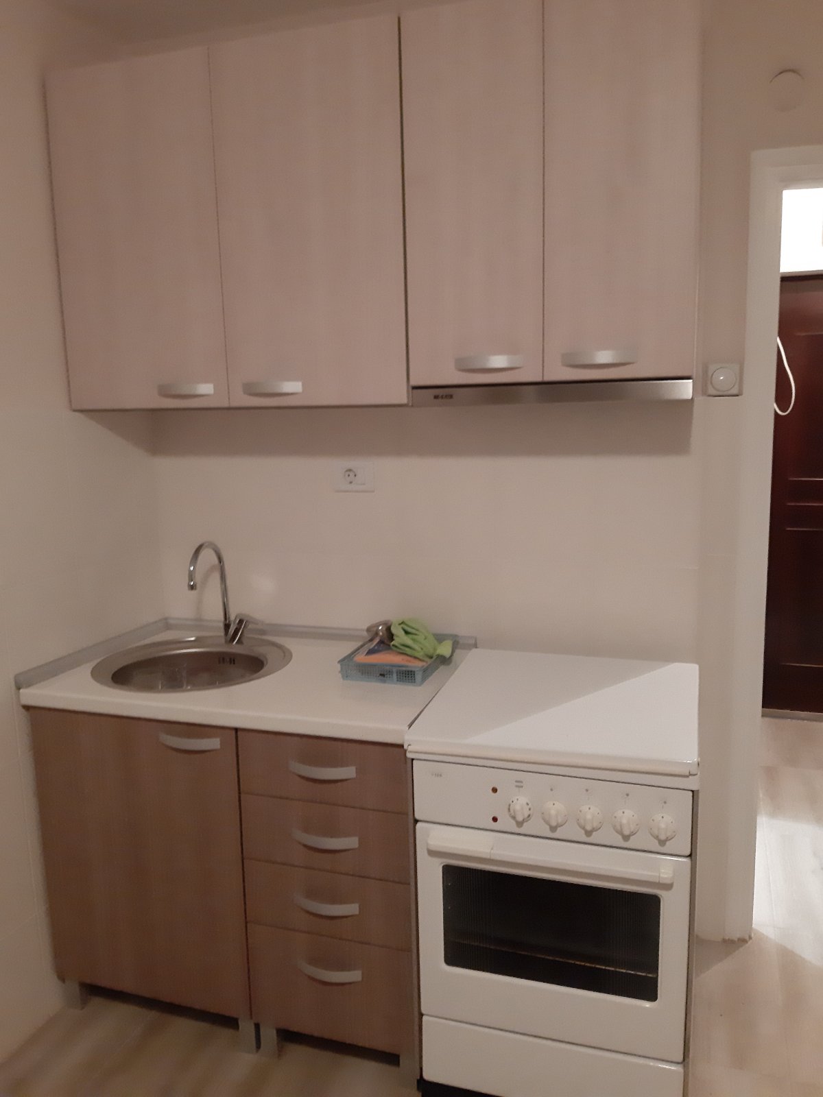 Izdajem garsonjeru u strogom centru grada iznad banke Intesa. Renoviran pre par godina. Nema terasu. Parno grejanje. Za jednu ili 2 osobe. Telefon 0646151642