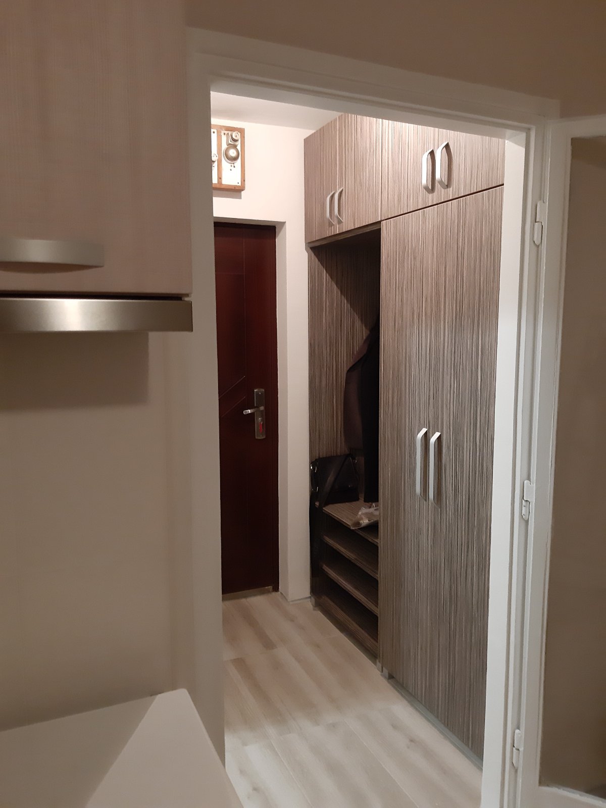 Izdajem garsonjeru u strogom centru grada iznad banke Intesa. Renoviran pre par godina. Nema terasu. Parno grejanje. Za jednu ili 2 osobe. Telefon 0646151642