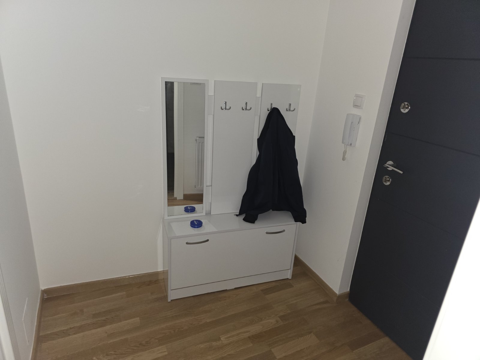 Izdajem nov moderan jednoiposoban stan sa terasom, klimom I sprat, lift na duzi vremenski period. Kompletno namesten i odmah useljiv na Bulevaru Nemanjica. Cena 300e. 0612350393