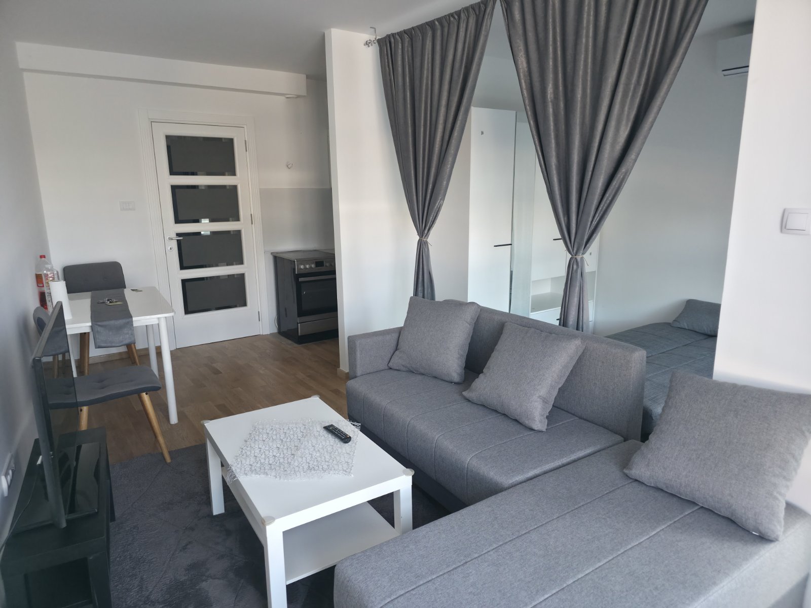 Izdajem nov moderan jednoiposoban stan sa terasom, klimom I sprat, lift na duzi vremenski period. Kompletno namesten i odmah useljiv na Bulevaru Nemanjica. Cena 300e. 0612350393