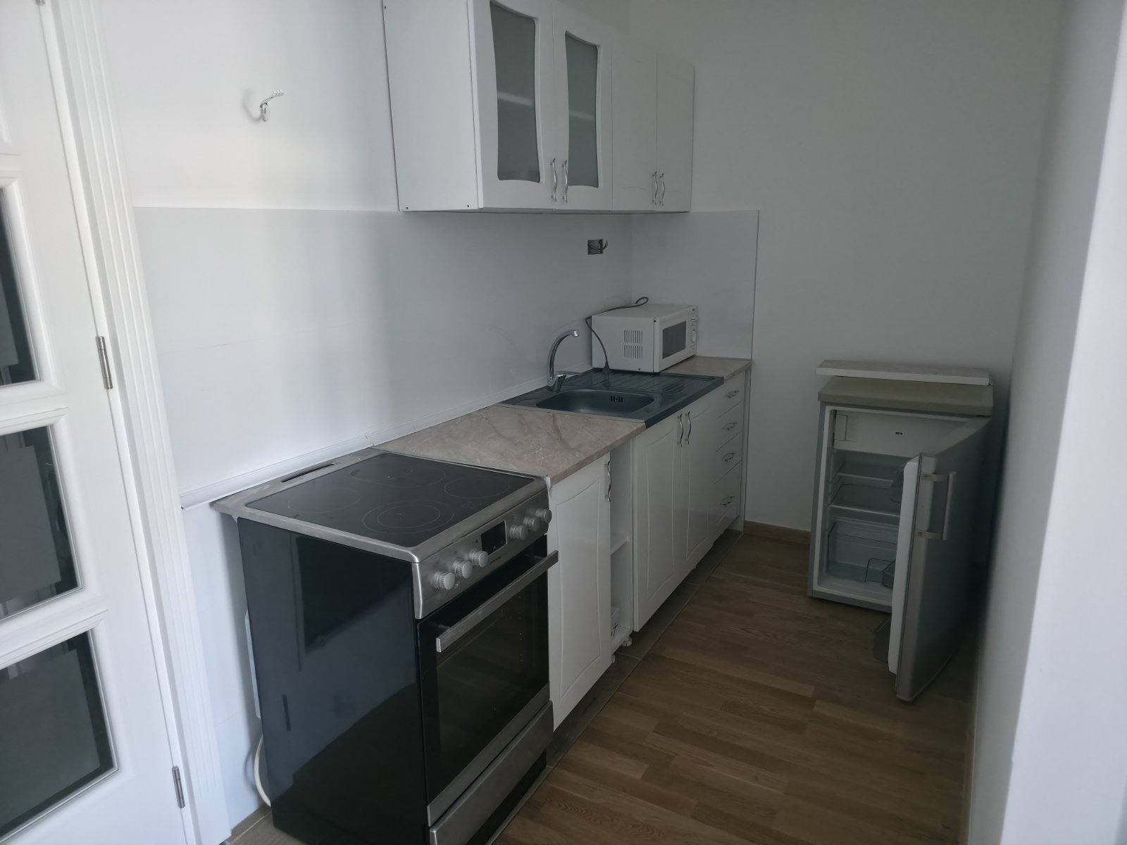 Izdajem nov moderan jednoiposoban stan sa terasom, klimom I sprat, lift na duzi vremenski period. Kompletno namesten i odmah useljiv na Bulevaru Nemanjica. Cena 300e. 0612350393