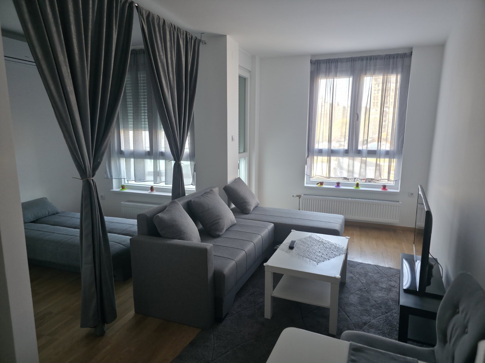 Izdajem nov moderan jednoiposoban stan sa terasom, klimom I sprat, lift na duzi vremenski period. Kompletno namesten i odmah useljiv na Bulevaru Nemanjica. Cena 300e. 0612350393