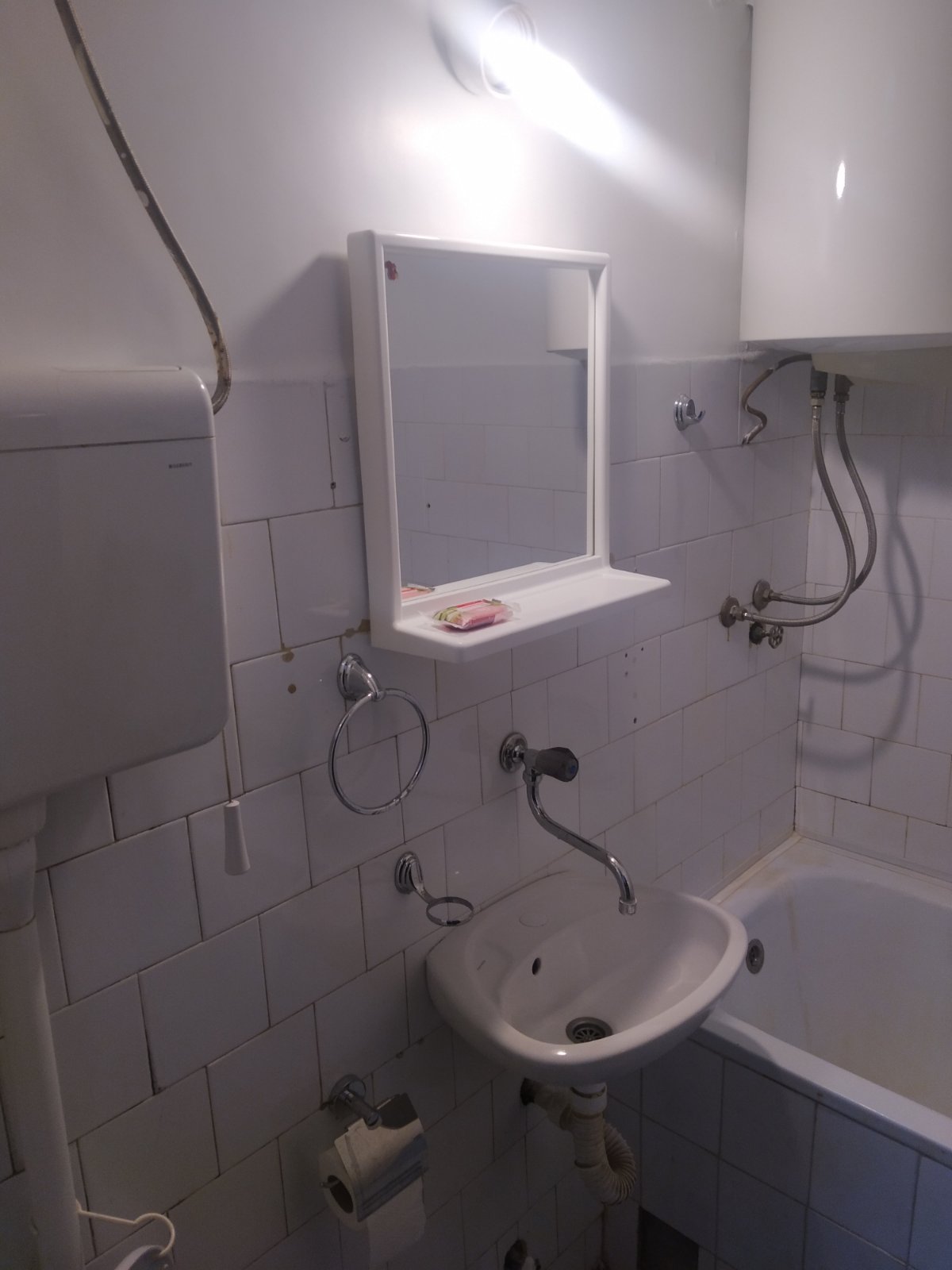 Izdajem namesten jednosoban stan naselje Crvena Zvezda ulica Triglavska 4 II sprat, grejanje TA. Stan se izdaje na duzi vremenski period. Cena 20000 din. 0641220975