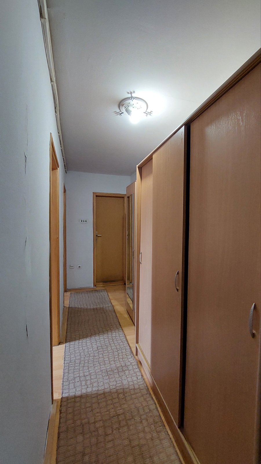 Izdajem stan, 36m2,  preko puta Vojne bolnice, 6. sprat, TA peć, potpuno opremljen, tel. 0600539790