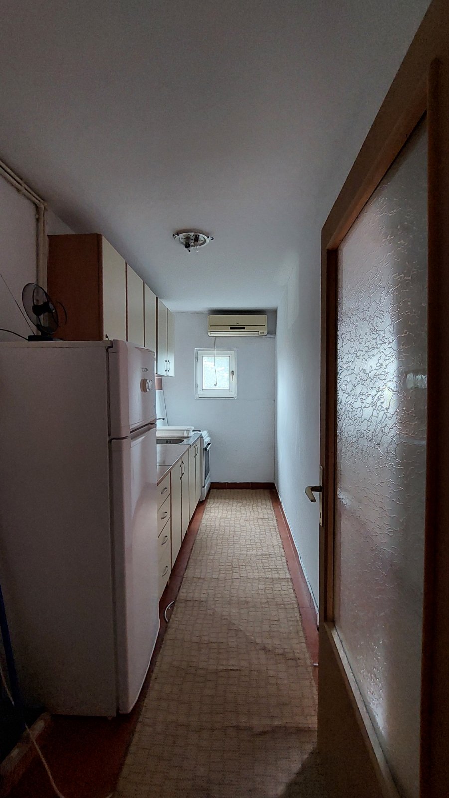 Izdajem stan, 36m2,  preko puta Vojne bolnice, 6. sprat, TA peć, potpuno opremljen, tel. 0600539790