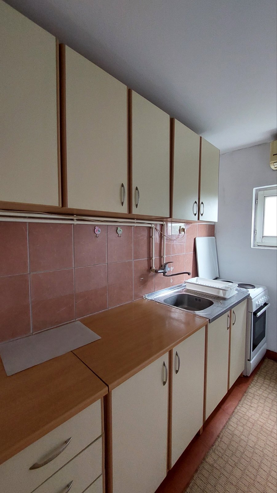 Izdajem stan, 36m2,  preko puta Vojne bolnice, 6. sprat, TA peć, potpuno opremljen, tel. 0600539790