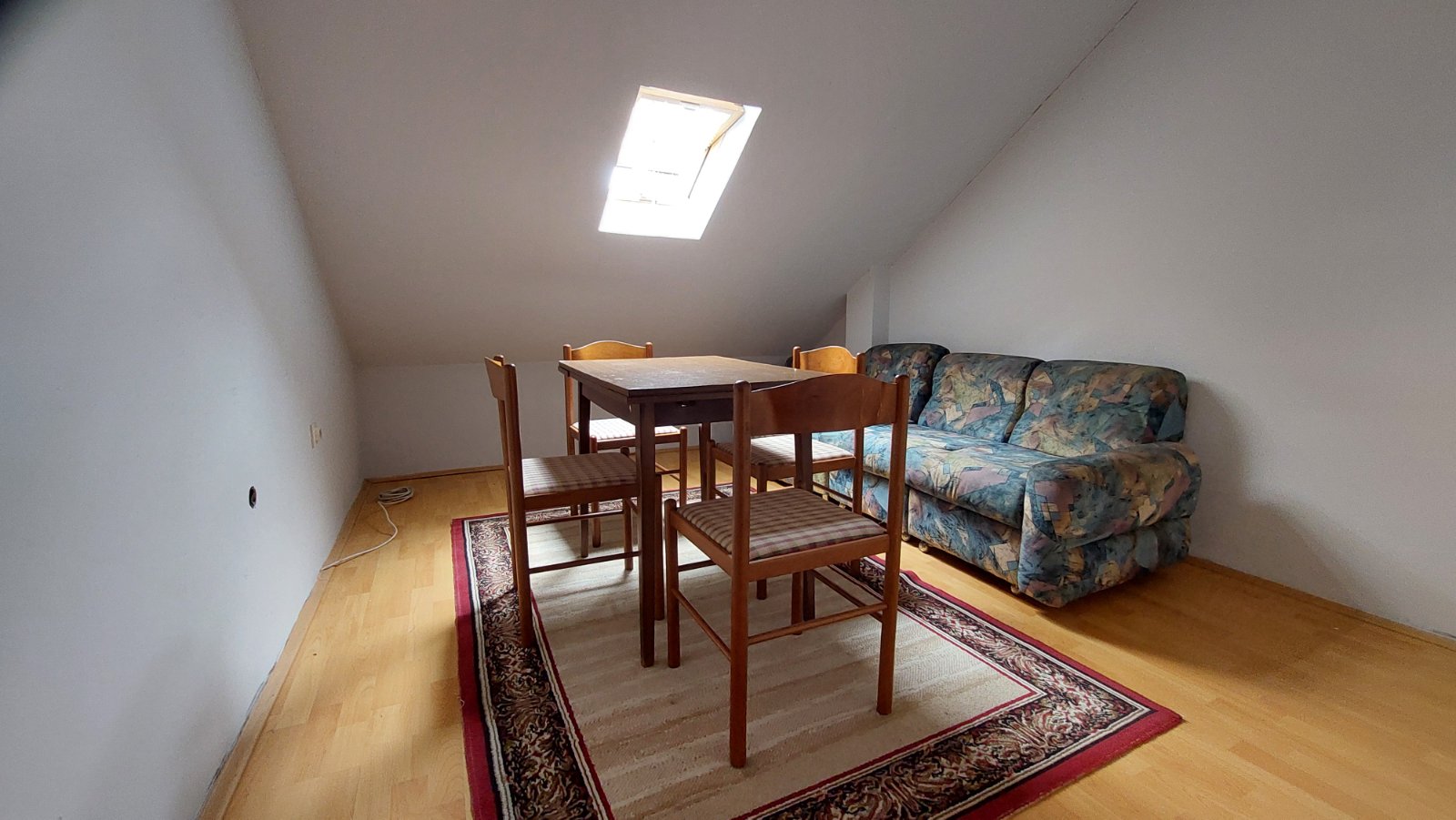 Izdajem stan, 36m2,  preko puta Vojne bolnice, 6. sprat, TA peć, potpuno opremljen, tel. 0600539790