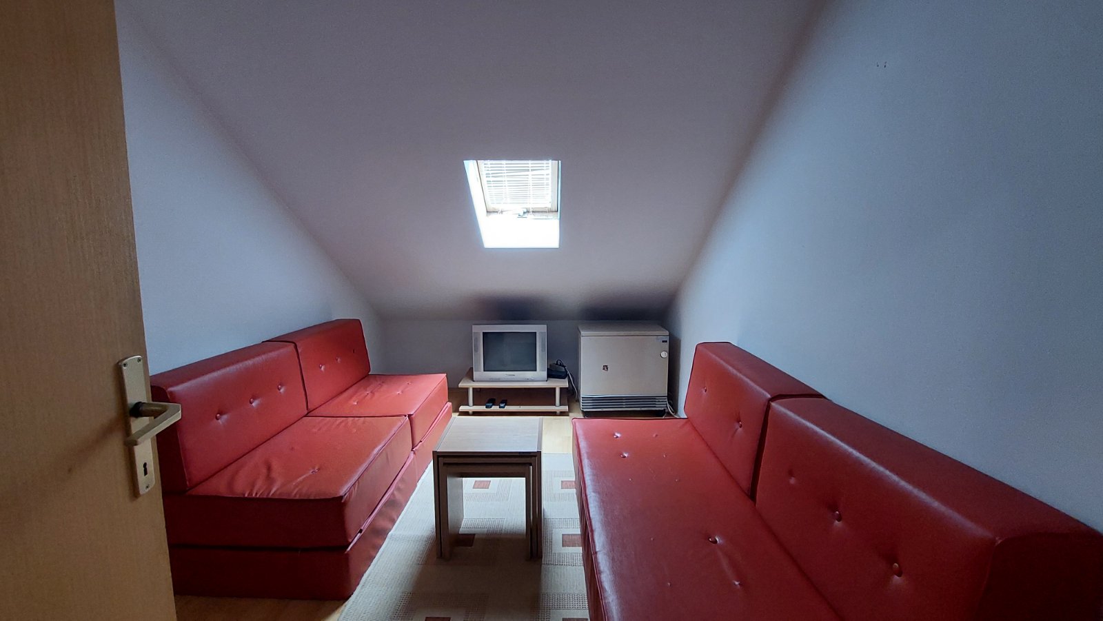Izdajem stan, 36m2,  preko puta Vojne bolnice, 6. sprat, TA peć, potpuno opremljen, tel. 0600539790