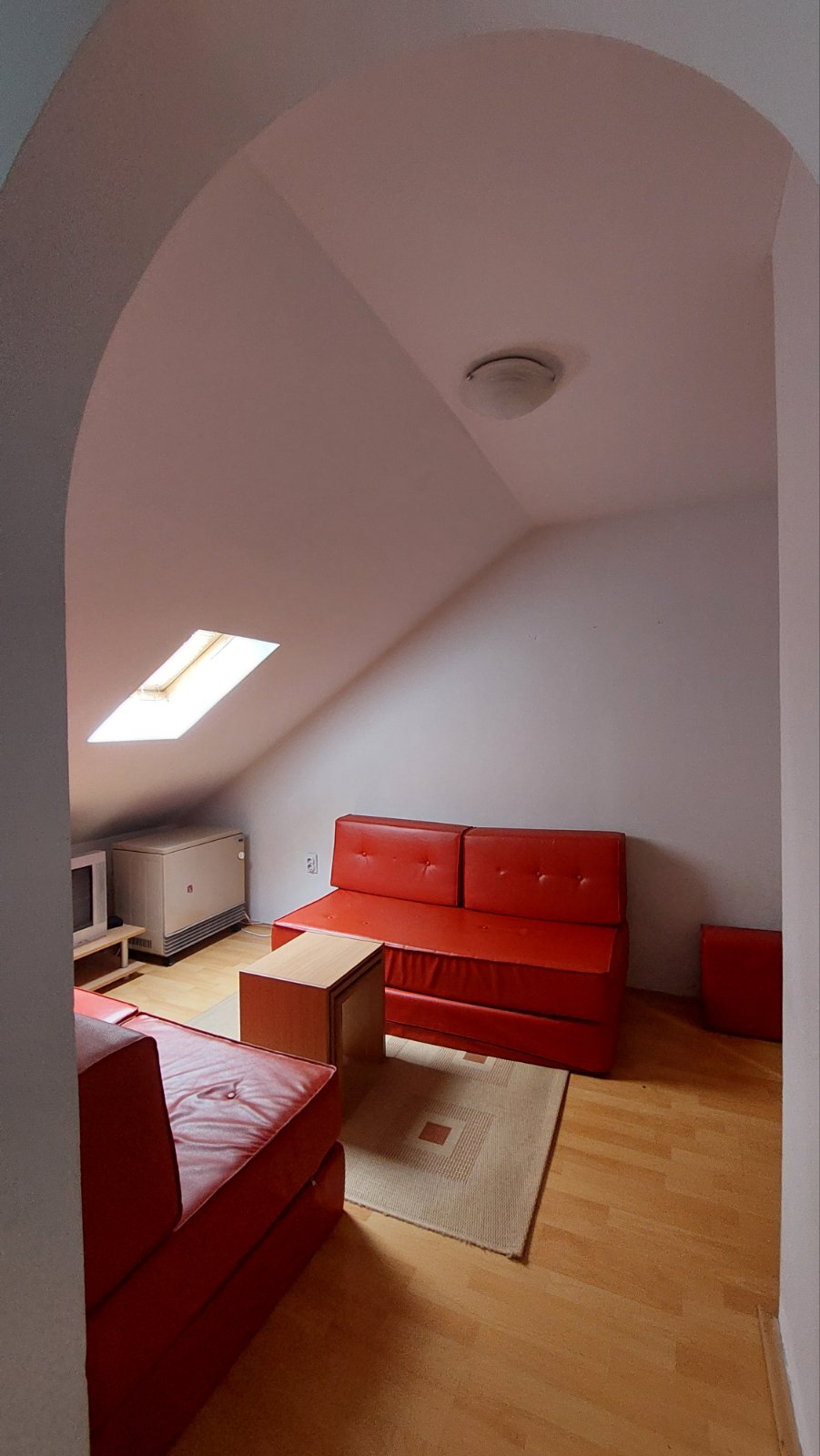 Izdajem stan, 36m2,  preko puta Vojne bolnice, 6. sprat, TA peć, potpuno opremljen, tel. 0600539790