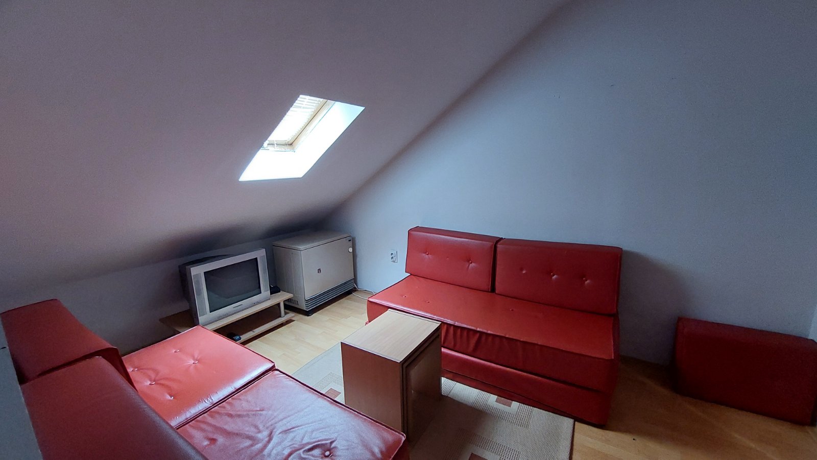 Izdajem stan, 36m2,  preko puta Vojne bolnice, 6. sprat, TA peć, potpuno opremljen, tel. 0600539790