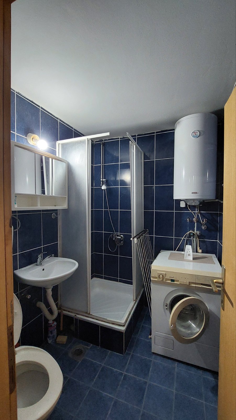 Izdajem stan, 36m2,  preko puta Vojne bolnice, 6. sprat, TA peć, potpuno opremljen, tel. 0600539790