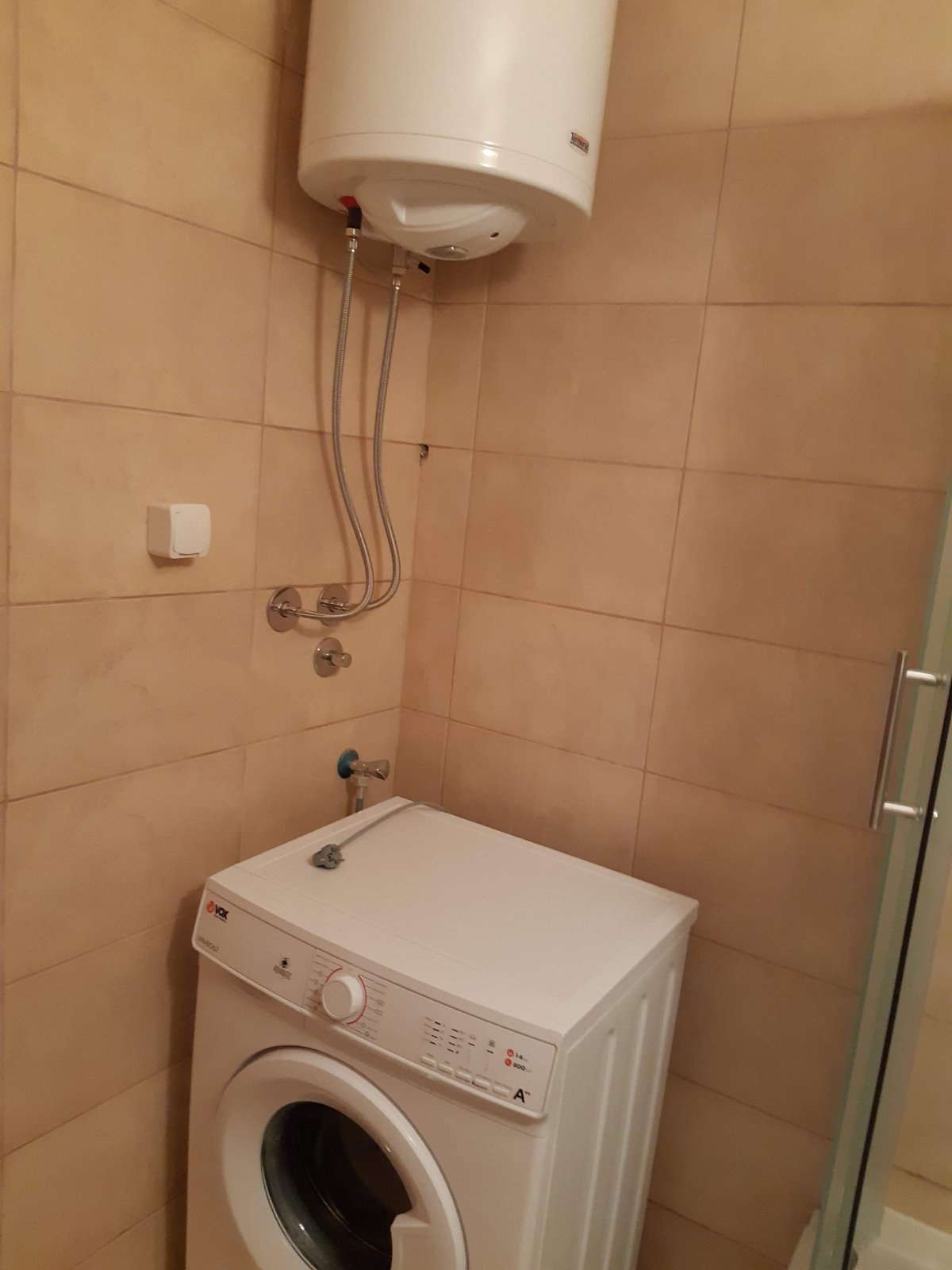 Izdavanje kompletno opremljenog stana u Nišu, ul. Vojvode Vuka 1A/21 površine 57m2 na IV spratu, etažno grejanje, zgrada  bez lifta, sa terasom, mali parking ispred zgrade. Cena 350 evra mesečno.Mihajlo 0641108260