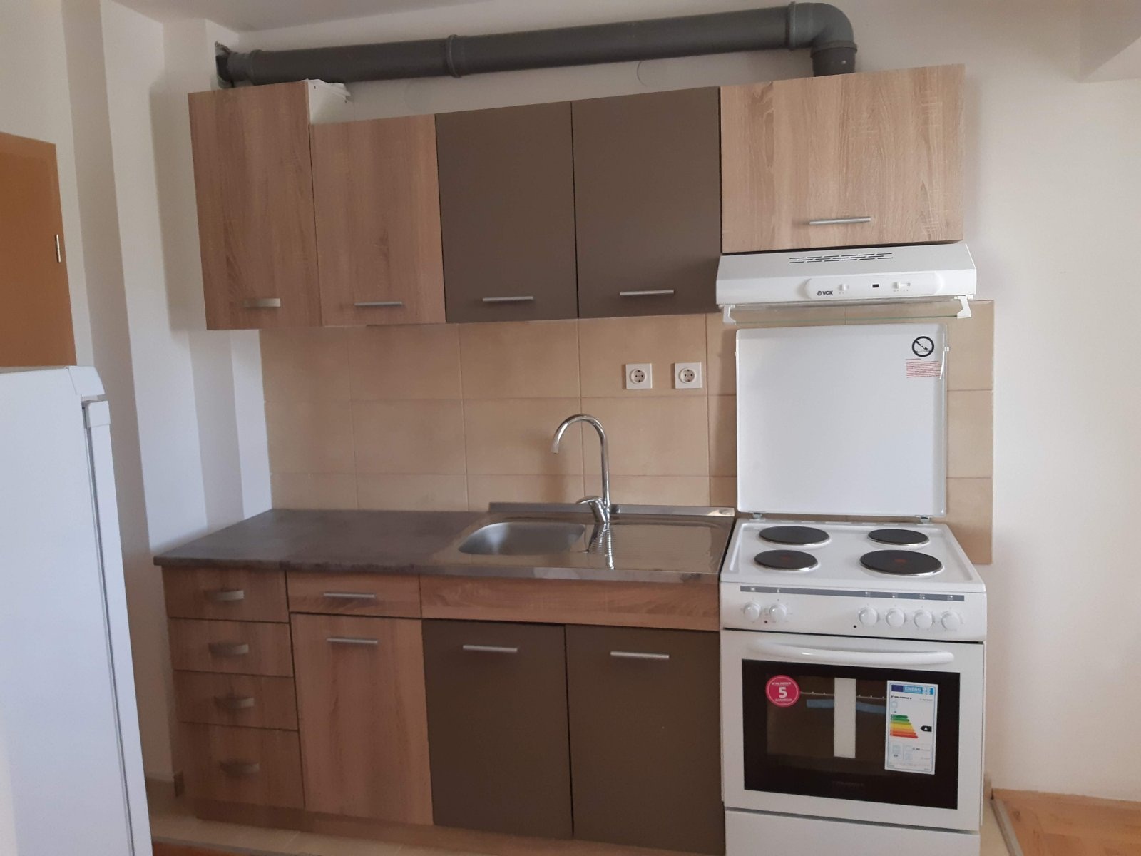 Izdavanje kompletno opremljenog stana u Nišu, ul. Vojvode Vuka 1A/21 površine 57m2 na IV spratu, etažno grejanje, zgrada  bez lifta, sa terasom, mali parking ispred zgrade. Cena 350 evra mesečno.Mihajlo 0641108260