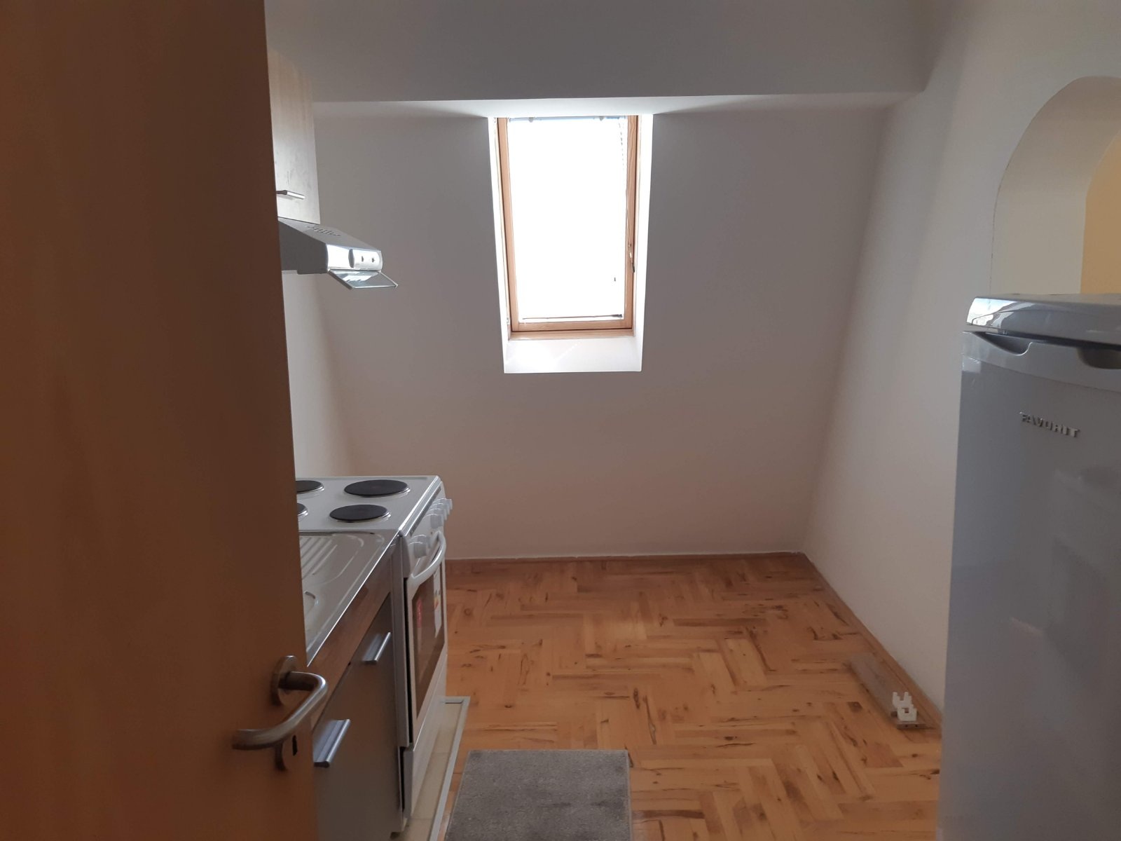 Izdavanje kompletno opremljenog stana u Nišu, ul. Vojvode Vuka 1A/21 površine 57m2 na IV spratu, etažno grejanje, zgrada  bez lifta, sa terasom, mali parking ispred zgrade. Cena 350 evra mesečno.Mihajlo 0641108260