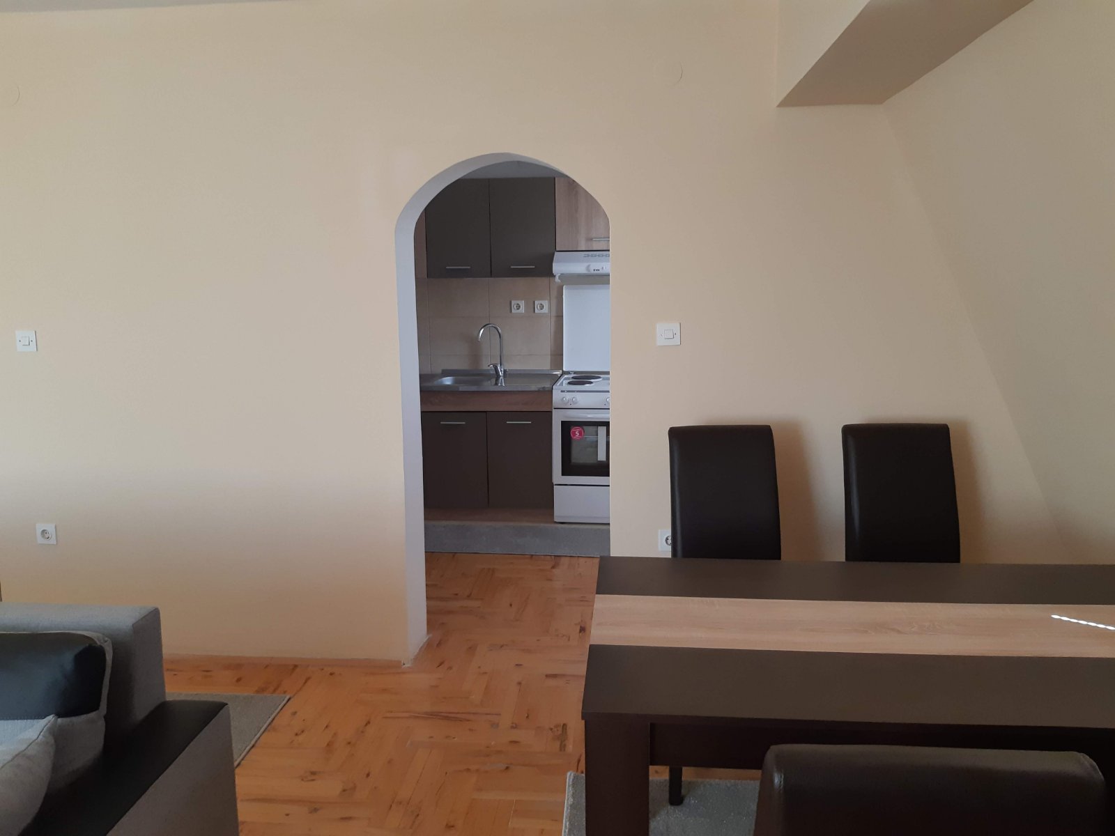 Izdavanje kompletno opremljenog stana u Nišu, ul. Vojvode Vuka 1A/21 površine 57m2 na IV spratu, etažno grejanje, zgrada  bez lifta, sa terasom, mali parking ispred zgrade. Cena 350 evra mesečno.Mihajlo 0641108260