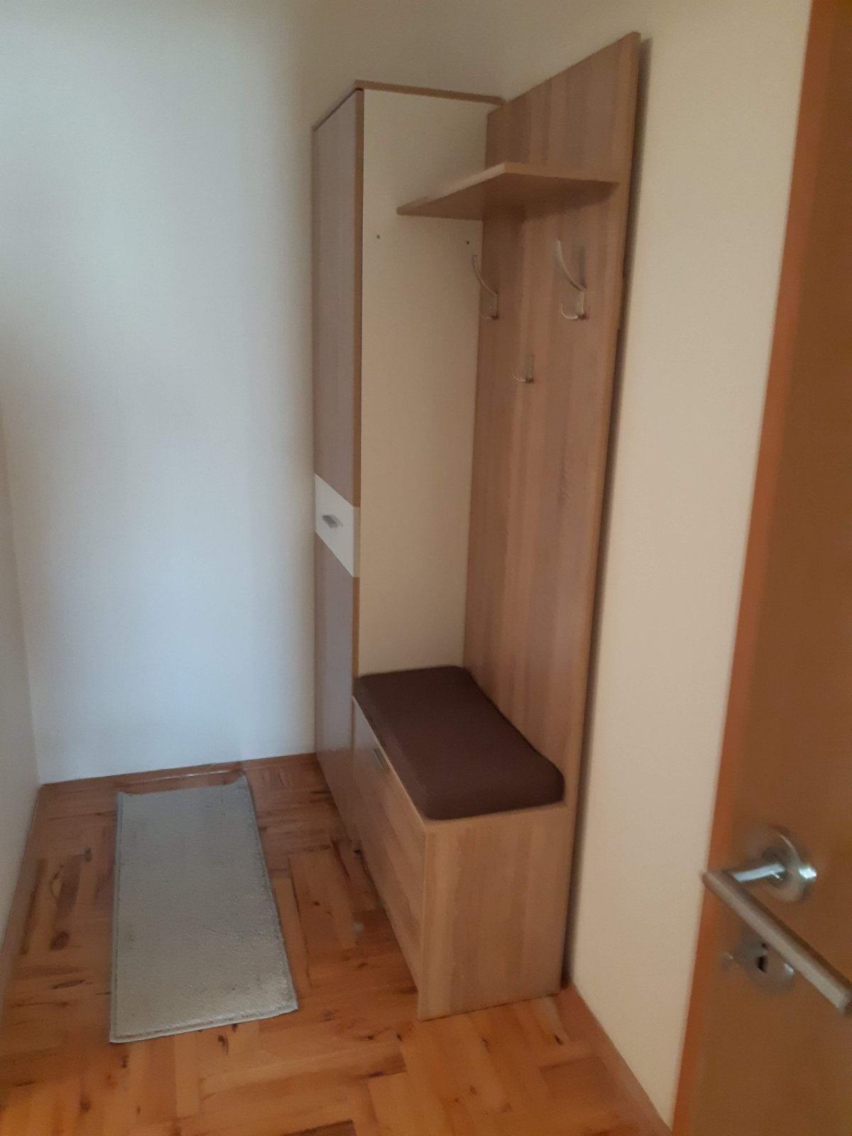 Izdavanje kompletno opremljenog stana u Nišu, ul. Vojvode Vuka 1A/21 površine 57m2 na IV spratu, etažno grejanje, zgrada  bez lifta, sa terasom, mali parking ispred zgrade. Cena 350 evra mesečno.Mihajlo 0641108260