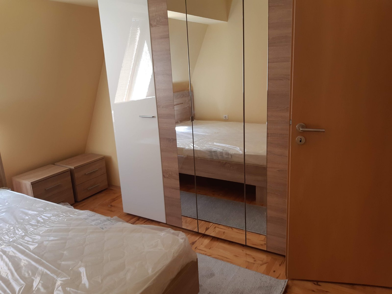 Izdavanje kompletno opremljenog stana u Nišu, ul. Vojvode Vuka 1A/21 površine 57m2 na IV spratu, etažno grejanje, zgrada  bez lifta, sa terasom, mali parking ispred zgrade. Cena 350 evra mesečno.Mihajlo 0641108260