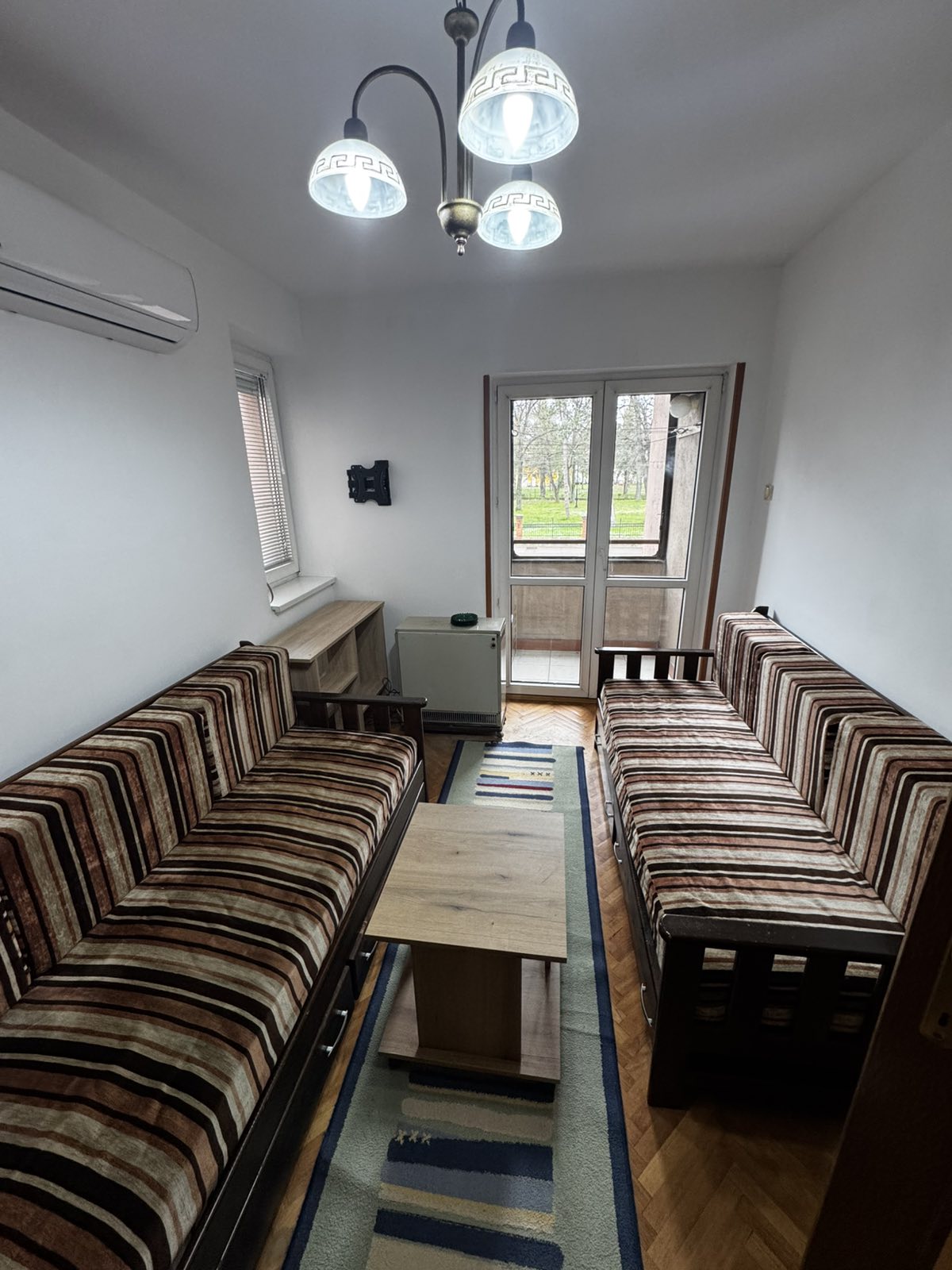 Izdajem namesten jednosoban stan kod vojne bolnice prednost studentima. Cena 240eura. 0654351840