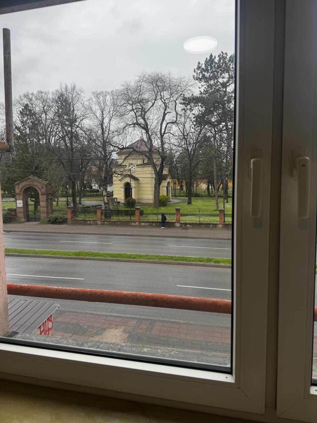 Izdajem namesten jednosoban stan kod vojne bolnice prednost studentima. Cena 240eura. 0654351840