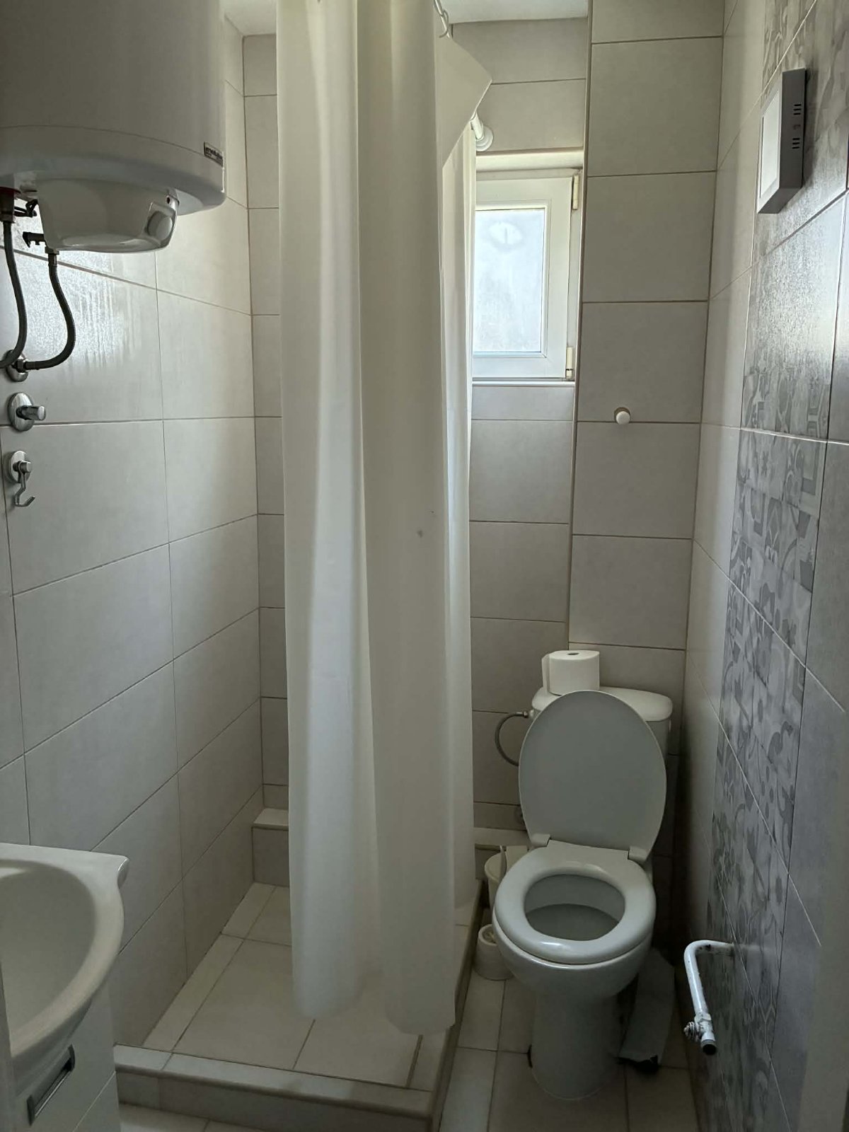 Izdajem dvo i po soban stan, površine 54 m  , u ulici Nestora Žučnog 9A, na Paliluli, na 10 min hoda do centra. Stan ima dve spavaće sobe, povezane kuhinju I dnevnu sobu, kupatilo, predsoblje I terasu sa dodatnih 15 kvadrata. Nalazi se na prvom spratu, a grejanje je na TA ili inverter klimu.  Nalazi se u mirnoj ulici, a u neposrednoj blizini pijace, ambulante, škole I vrtića. Pozivi na br 0692206510.