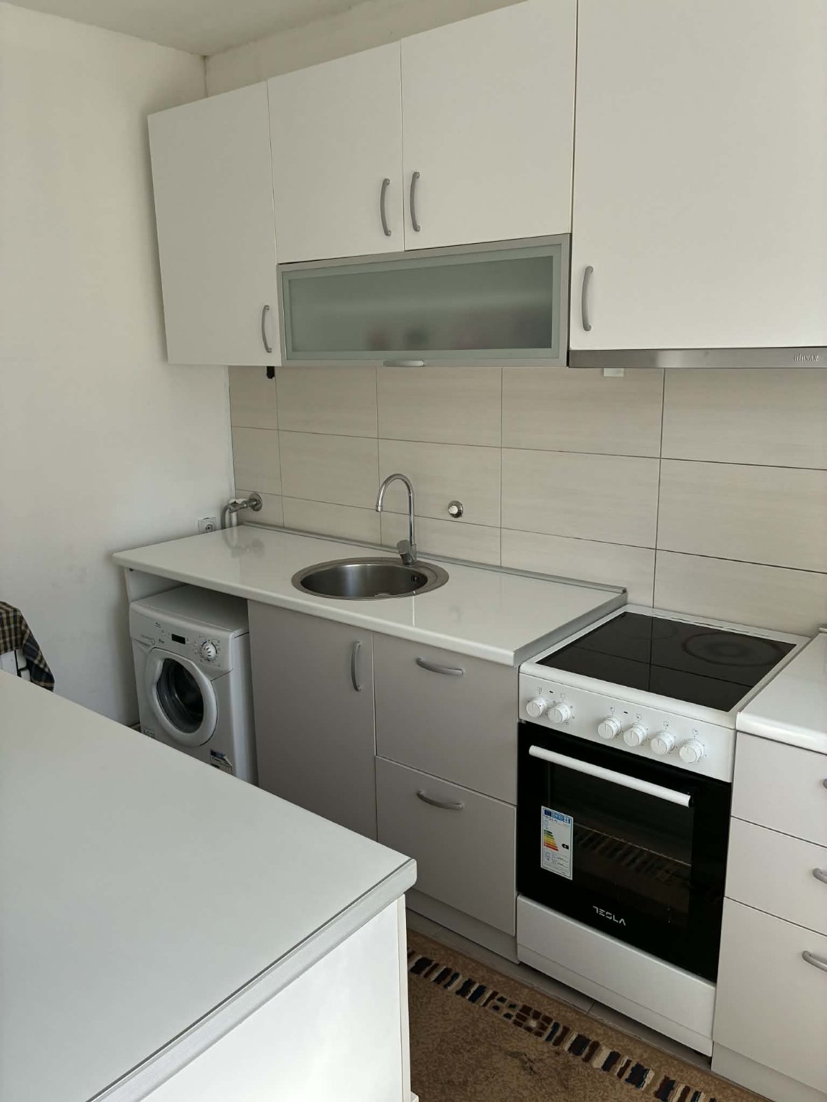 Izdajem dvo i po soban stan, površine 54 m  , u ulici Nestora Žučnog 9A, na Paliluli, na 10 min hoda do centra. Stan ima dve spavaće sobe, povezane kuhinju I dnevnu sobu, kupatilo, predsoblje I terasu sa dodatnih 15 kvadrata. Nalazi se na prvom spratu, a grejanje je na TA ili inverter klimu.  Nalazi se u mirnoj ulici, a u neposrednoj blizini pijace, ambulante, škole I vrtića. Pozivi na br 0692206510.