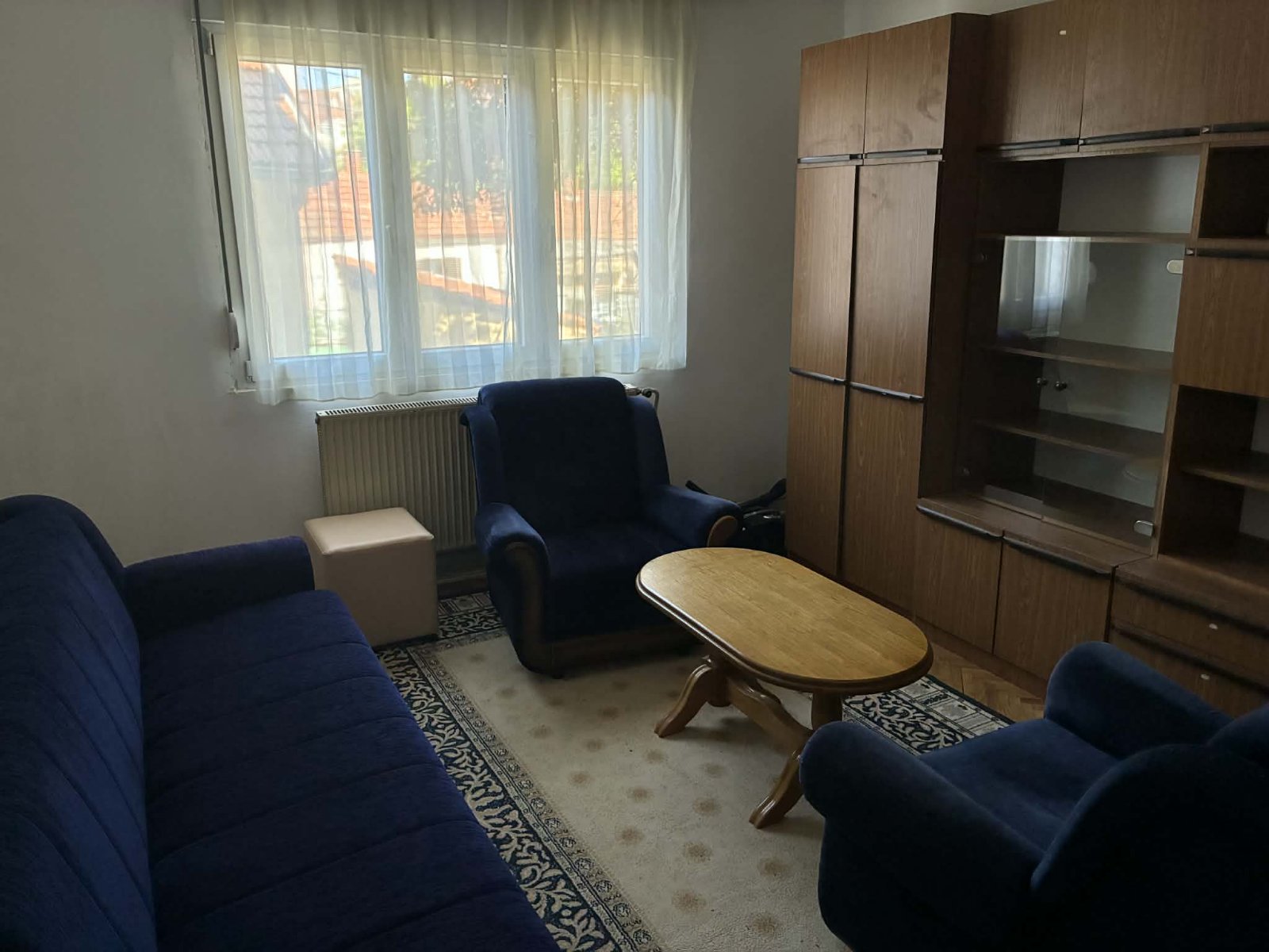 Izdajem dvo i po soban stan, površine 54 m  , u ulici Nestora Žučnog 9A, na Paliluli, na 10 min hoda do centra. Stan ima dve spavaće sobe, povezane kuhinju I dnevnu sobu, kupatilo, predsoblje I terasu sa dodatnih 15 kvadrata. Nalazi se na prvom spratu, a grejanje je na TA ili inverter klimu.  Nalazi se u mirnoj ulici, a u neposrednoj blizini pijace, ambulante, škole I vrtića. Pozivi na br 0692206510.