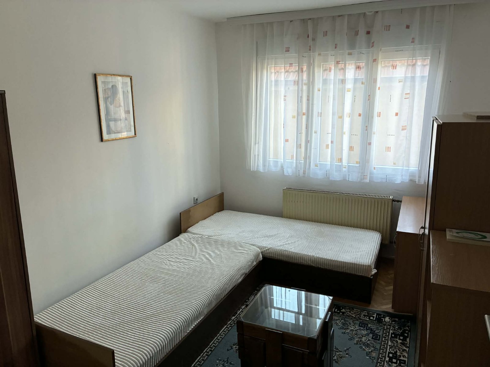 Izdajem dvo i po soban stan, površine 54 m  , u ulici Nestora Žučnog 9A, na Paliluli, na 10 min hoda do centra. Stan ima dve spavaće sobe, povezane kuhinju I dnevnu sobu, kupatilo, predsoblje I terasu sa dodatnih 15 kvadrata. Nalazi se na prvom spratu, a grejanje je na TA ili inverter klimu.  Nalazi se u mirnoj ulici, a u neposrednoj blizini pijace, ambulante, škole I vrtića. Pozivi na br 0692206510.