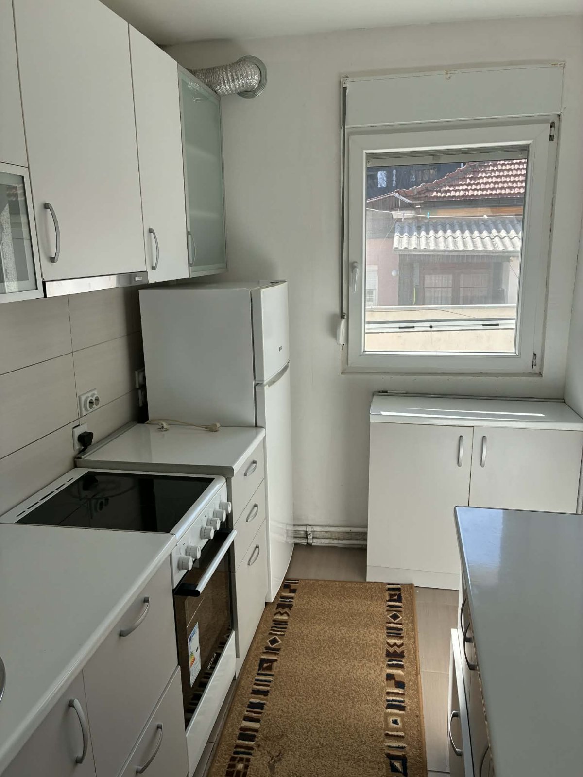 Izdajem dvo i po soban stan, površine 54 m  , u ulici Nestora Žučnog 9A, na Paliluli, na 10 min hoda do centra. Stan ima dve spavaće sobe, povezane kuhinju I dnevnu sobu, kupatilo, predsoblje I terasu sa dodatnih 15 kvadrata. Nalazi se na prvom spratu, a grejanje je na TA ili inverter klimu.  Nalazi se u mirnoj ulici, a u neposrednoj blizini pijace, ambulante, škole I vrtića. Pozivi na br 0692206510.