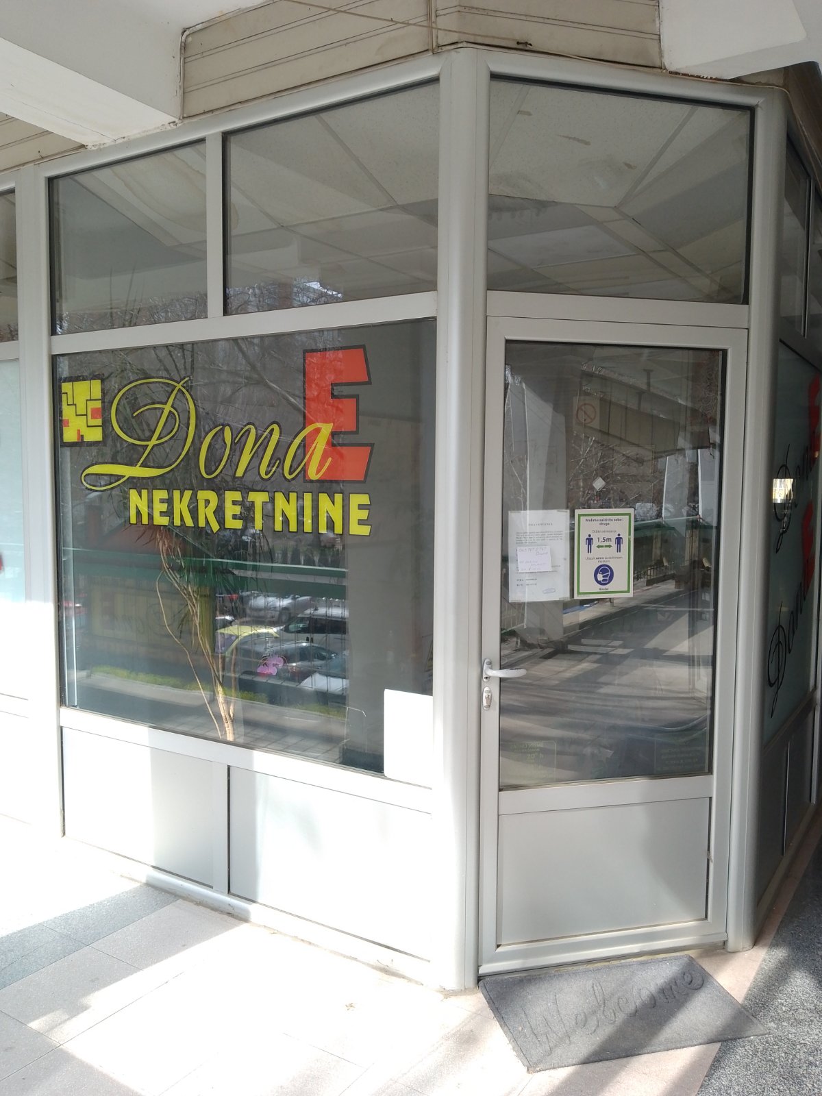 Izdajem lokal 28m2 sa parnim grejanjem u TC Zona 3 lokal je na 1 spratu i gleda na Bulevar Nemanjica. Lokal je pogodan za stomatologe, kozmeticare. 063438322