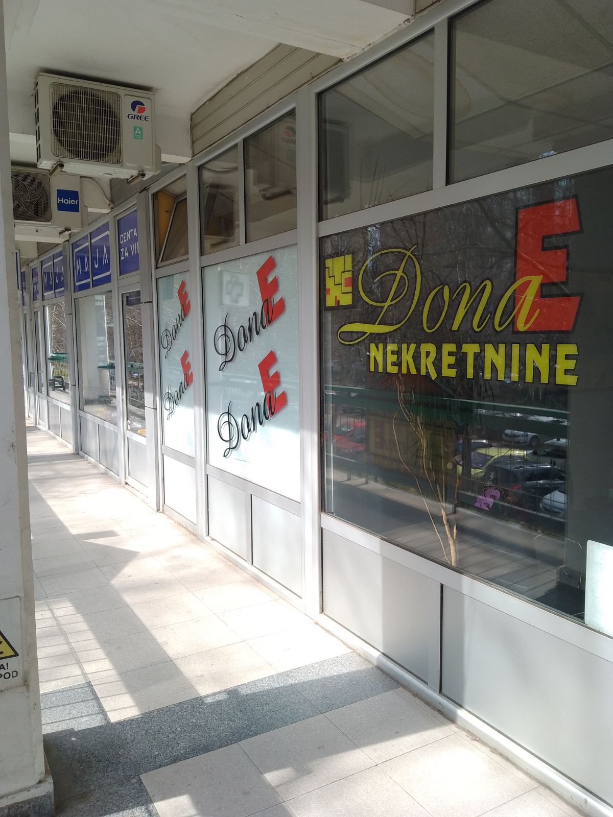 Izdajem lokal 28m2 sa parnim grejanjem u TC Zona 3 lokal je na 1 spratu i gleda na Bulevar Nemanjica. Lokal je pogodan za stomatologe, kozmeticare. 063438322