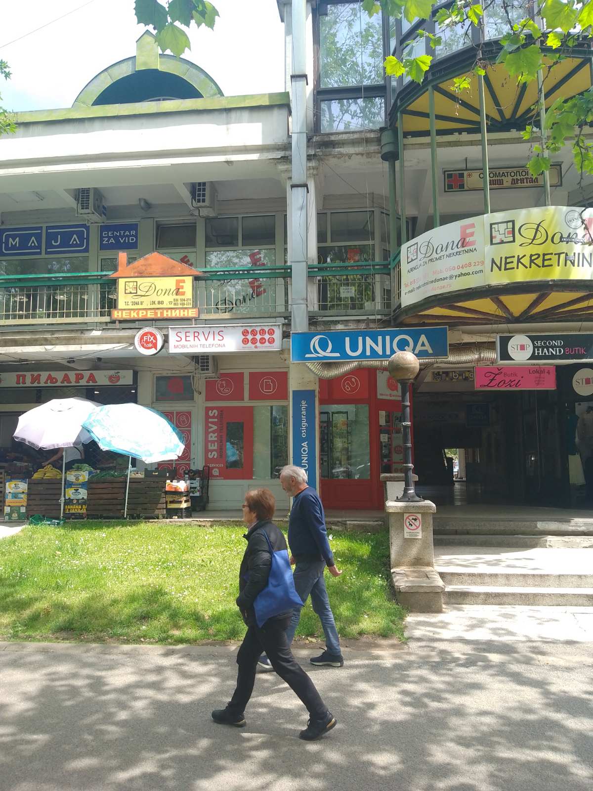 Izdajem lokal 28m2 sa parnim grejanjem u TC Zona 3 lokal je na 1 spratu i gleda na Bulevar Nemanjica. Lokal je pogodan za stomatologe, kozmeticare. 063438322