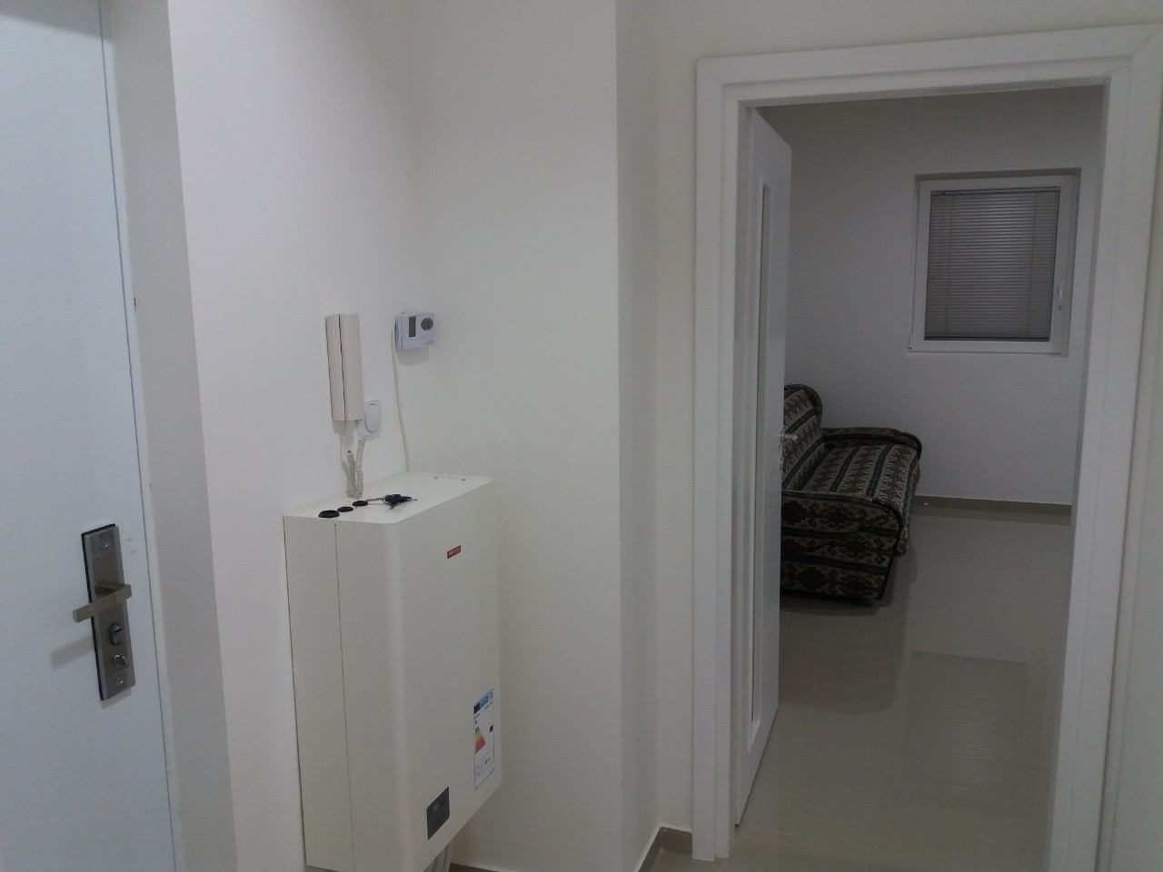 Izdajem namestenu garsonjeru u blizini Medicinskog fakulteta ulica Sicevacka 9/1. Slobodna od 10.06. 069737187