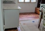 Izdajem jednoiposoban namesten stan u prizemlju kuce u Durlanu stan je na lepoj lokaciji u blizini Somborskog bulevara ..skola..vrtica , prodavnica i vise autobuskih linija ( vrezina.somborski i calije). Cena stana 180e plus depozit. Kontakt telefon 0605157179