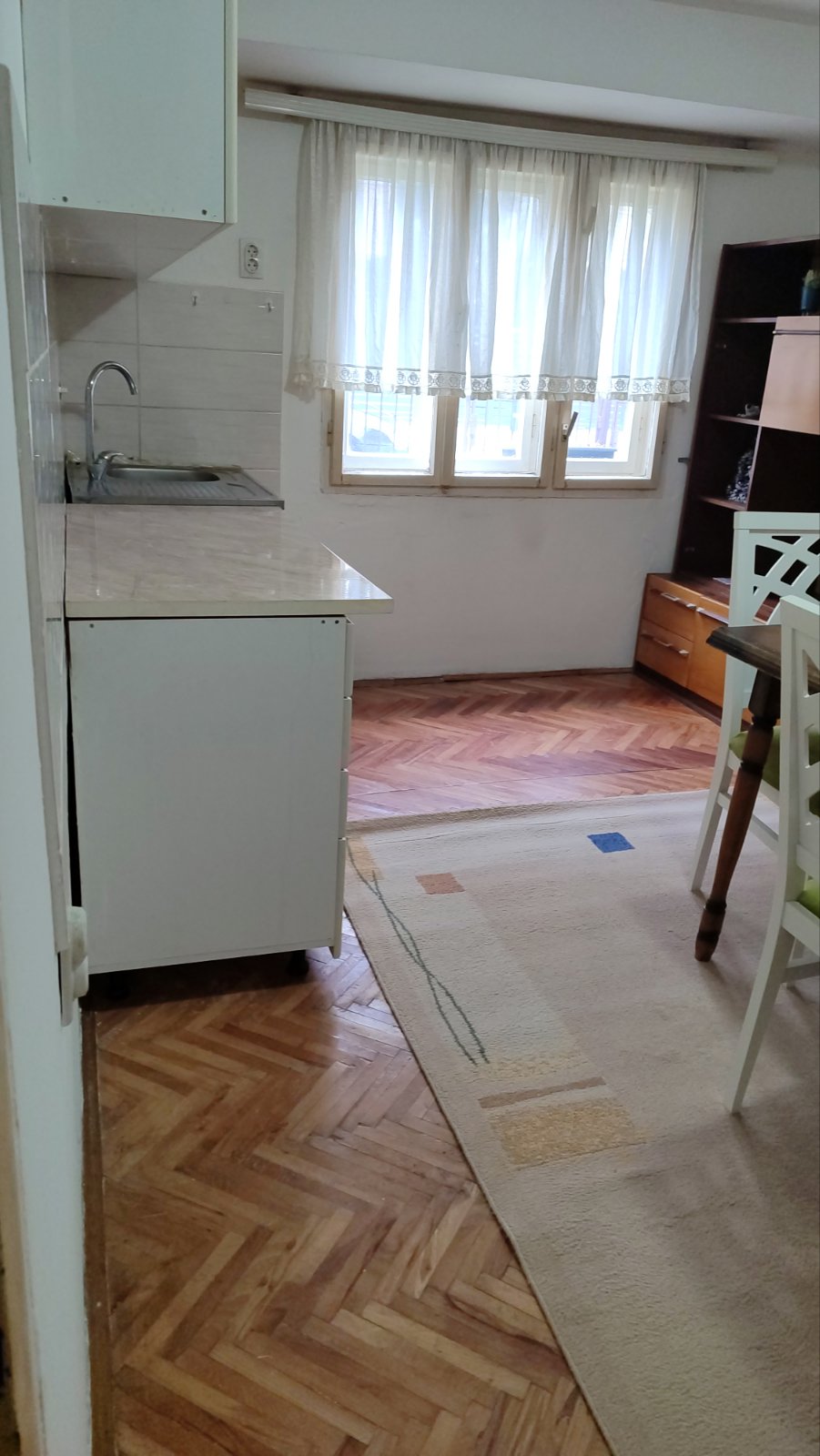 Izdajem jednoiposoban namesten stan u prizemlju kuce u Durlanu stan je na lepoj lokaciji u blizini Somborskog bulevara ..skola..vrtica , prodavnica i vise autobuskih linija ( vrezina.somborski i calije). Cena stana 180e plus depozit. Kontakt telefon 0605157179