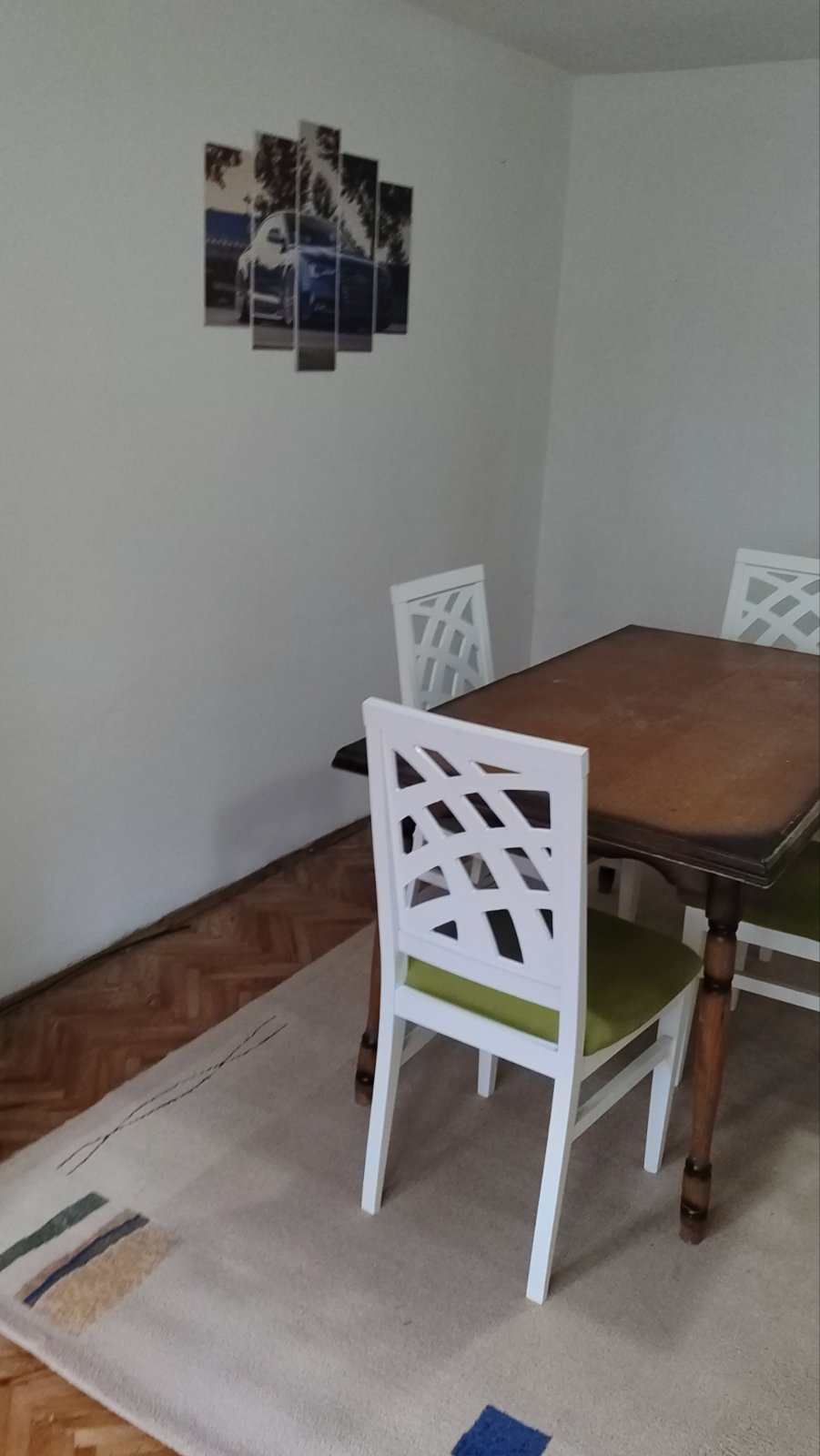 Izdajem jednoiposoban namesten stan u prizemlju kuce u Durlanu stan je na lepoj lokaciji u blizini Somborskog bulevara ..skola..vrtica , prodavnica i vise autobuskih linija ( vrezina.somborski i calije). Cena stana 180e plus depozit. Kontakt telefon 0605157179
