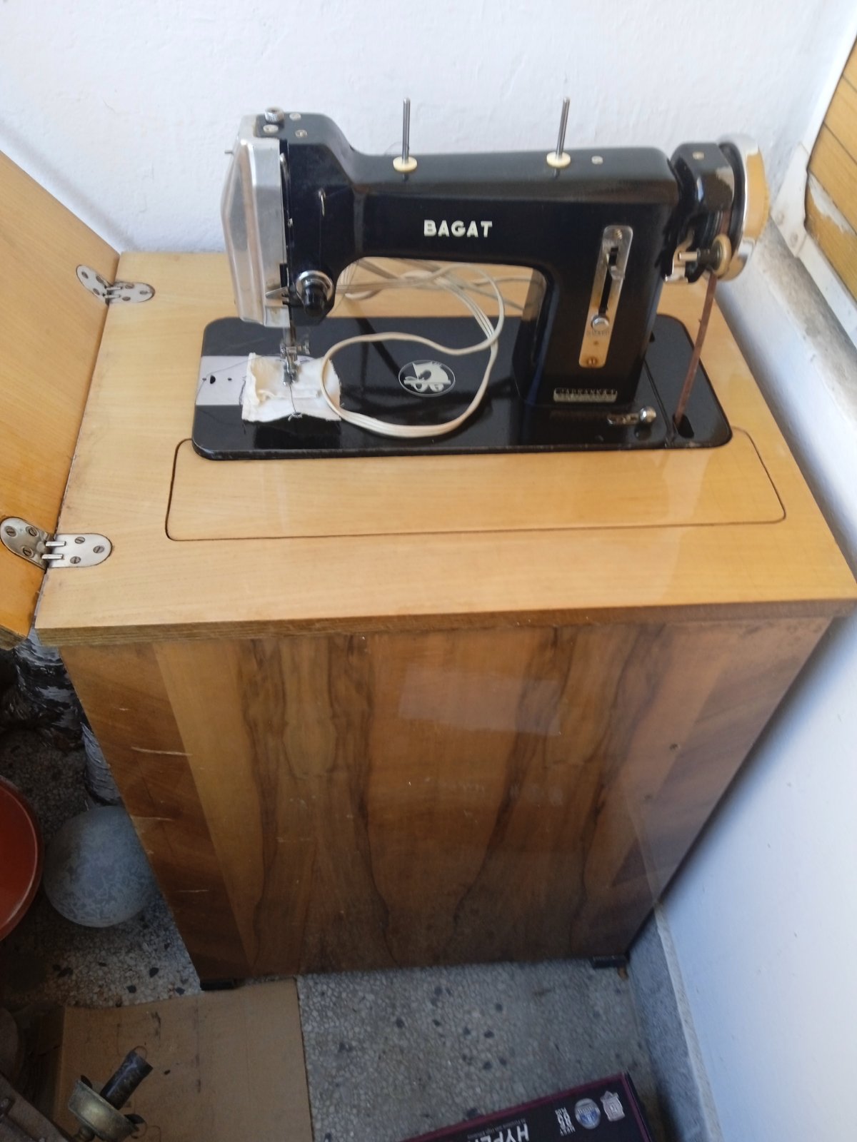 Sivaca masina na nozni i elektrcni pogon “BAGAT” malo koriscena 7000,00 din. 0637323200