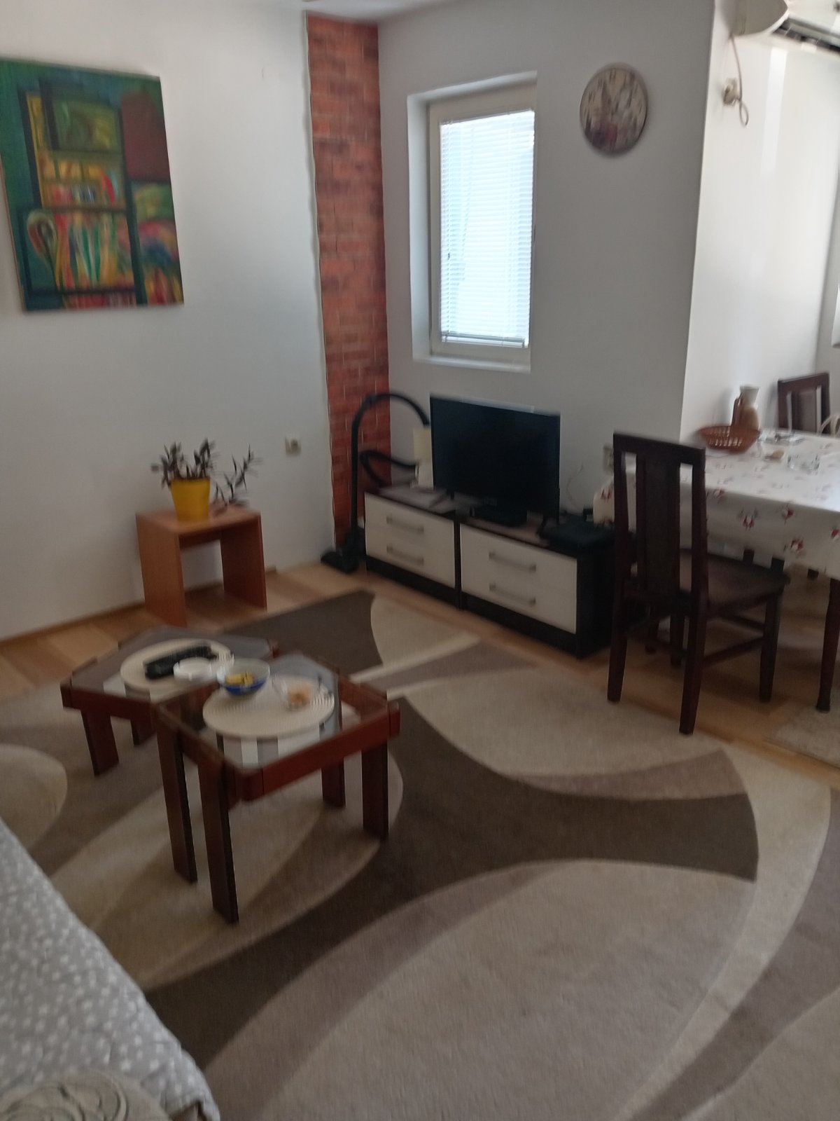 IZDAJEM STAN U MOKRANJČEVOJ, 40 KVADRATA U PRIZEMLJU, OPREMLJEN, TA, KONTAKT TEL 0653450101 I 0641694002  VESNA